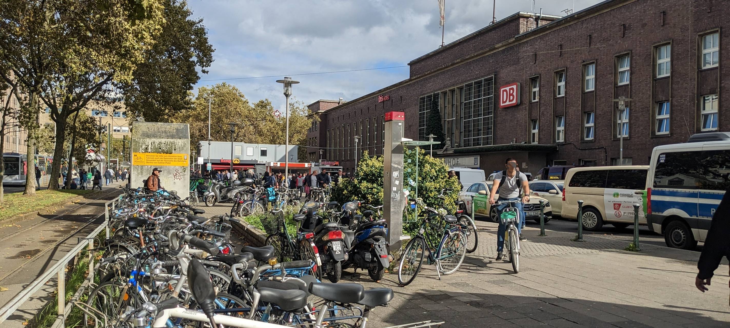 Konrad-Adenauer-Platz mit dem Hauptbahnhof im Hintergrund und Fahrradplätzen im Vordergrund.