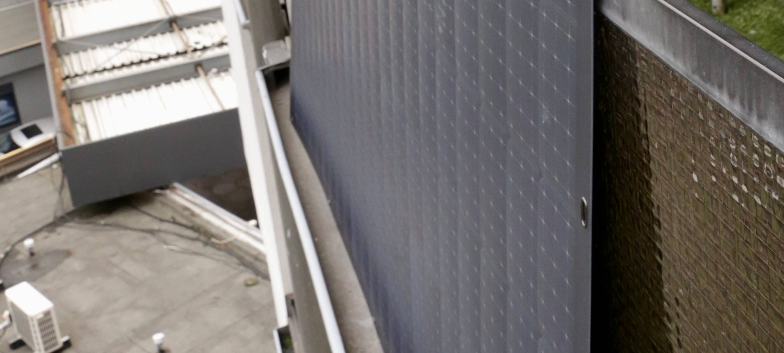 Ein Balkonkraftwerk, das an einem Balkon angebracht ist.