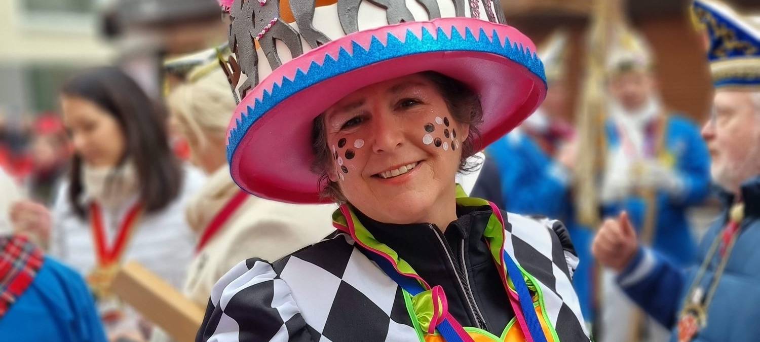 Karneval, eine Frau im schwarz-weiß karierten Kostüm