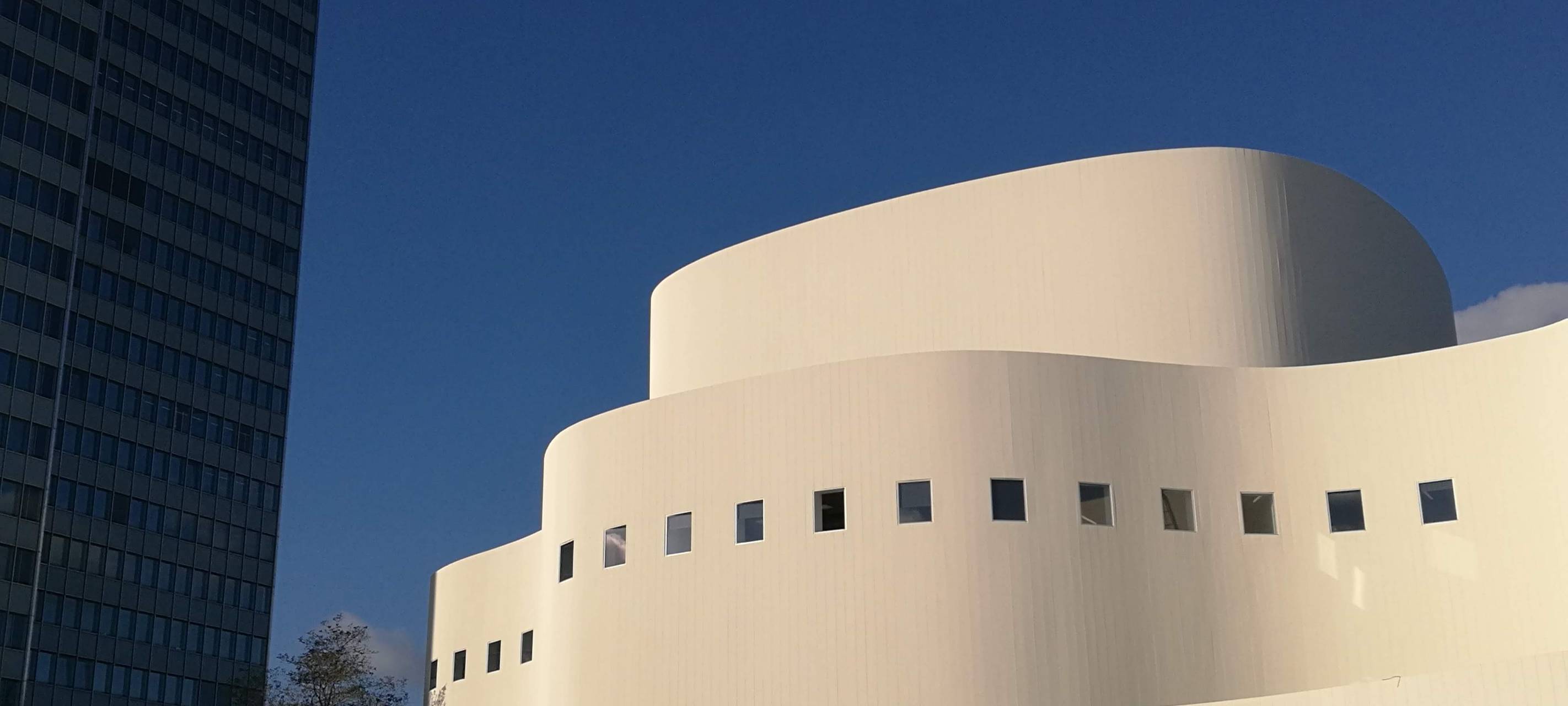 Das Düsseldorfer Schauspielhaus mit blauem Himmel