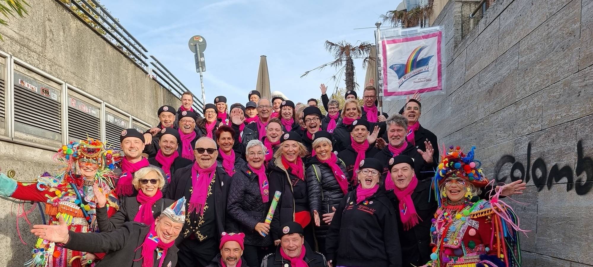 Gruppenbild der KG Regenbogen. Aufgenommen am Rheinufer in der Altstadt.
