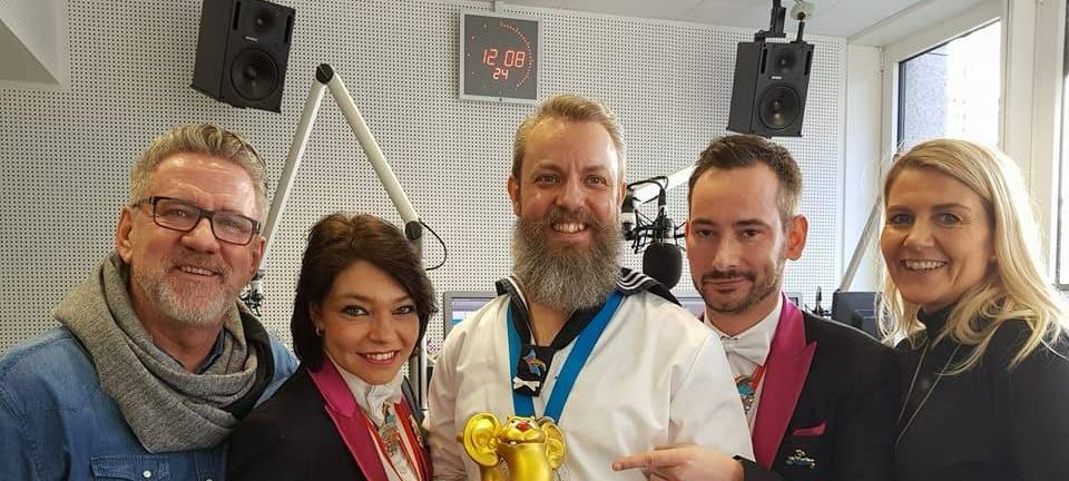 Markus Riese gewinnt mit der KG Regenbogen den Närrischen Ohrwurm 2018. Er hat sich den Preis im Studio von Antenne Düsseldorf abgeholt.