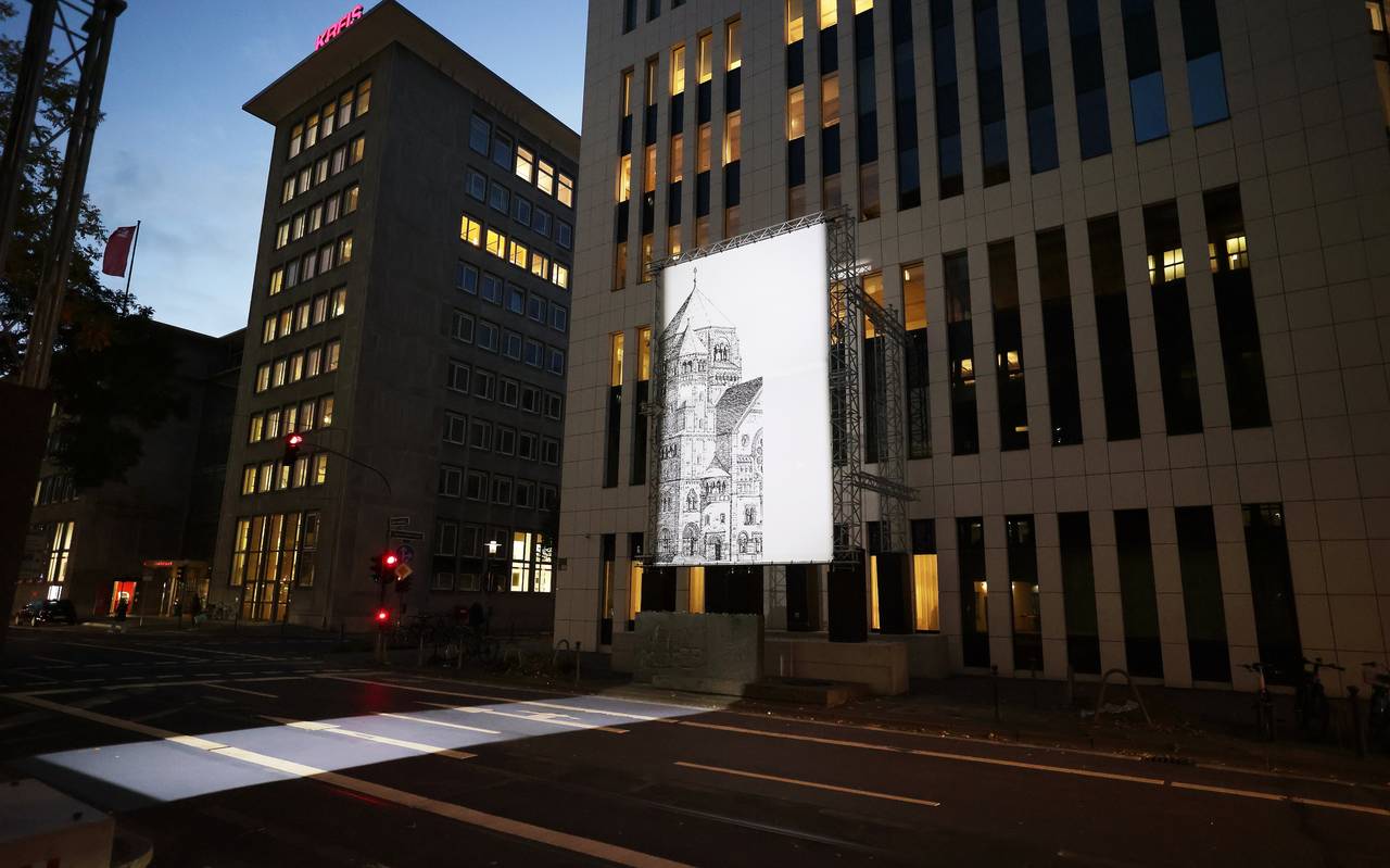 Neue Lichtinstallation an ehemaliger Düsseldorfer Synagoge Antenne