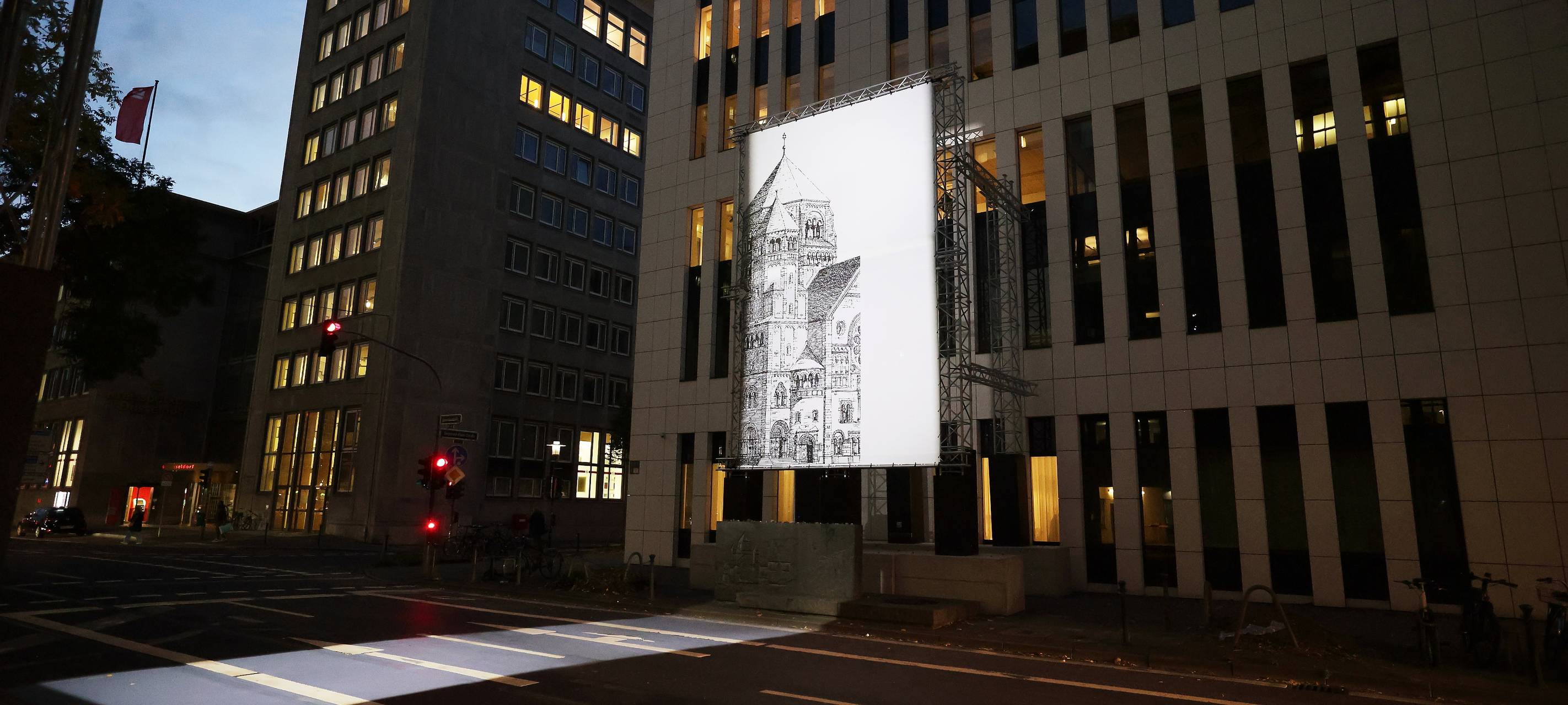 Die Kuball-Lichtinstallation "missing link_". Sie erstrahlt am Standort der alten Synagoge Düsseldorfs an der Kasernenstraße.