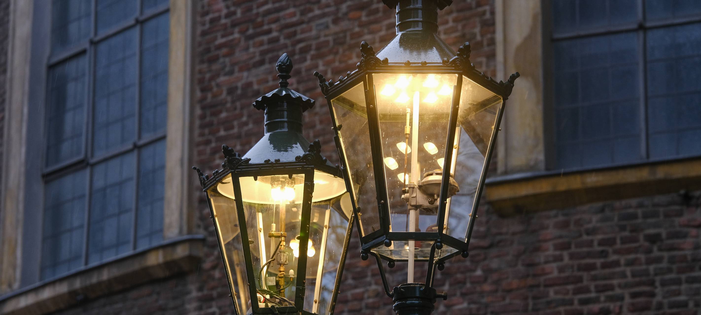 Zwei Gaslaternen leuchten im Dunkeln