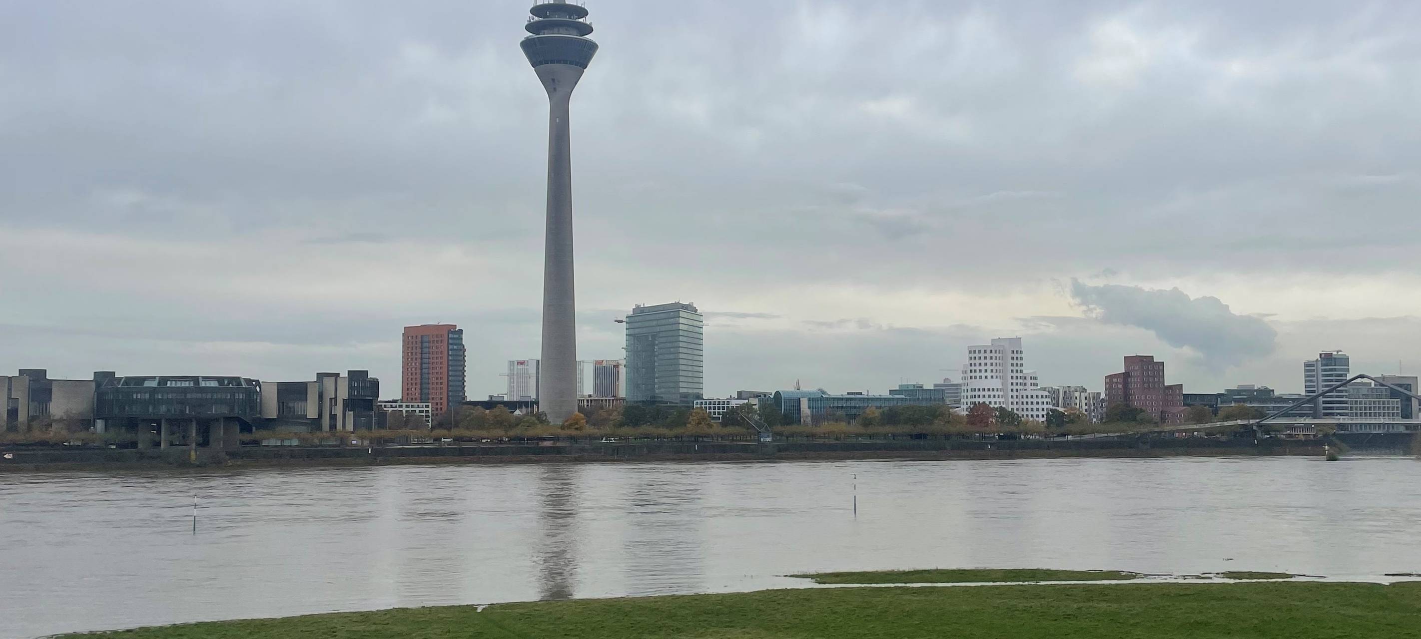 Düsseldorf: Rheinpegel steigt weiter