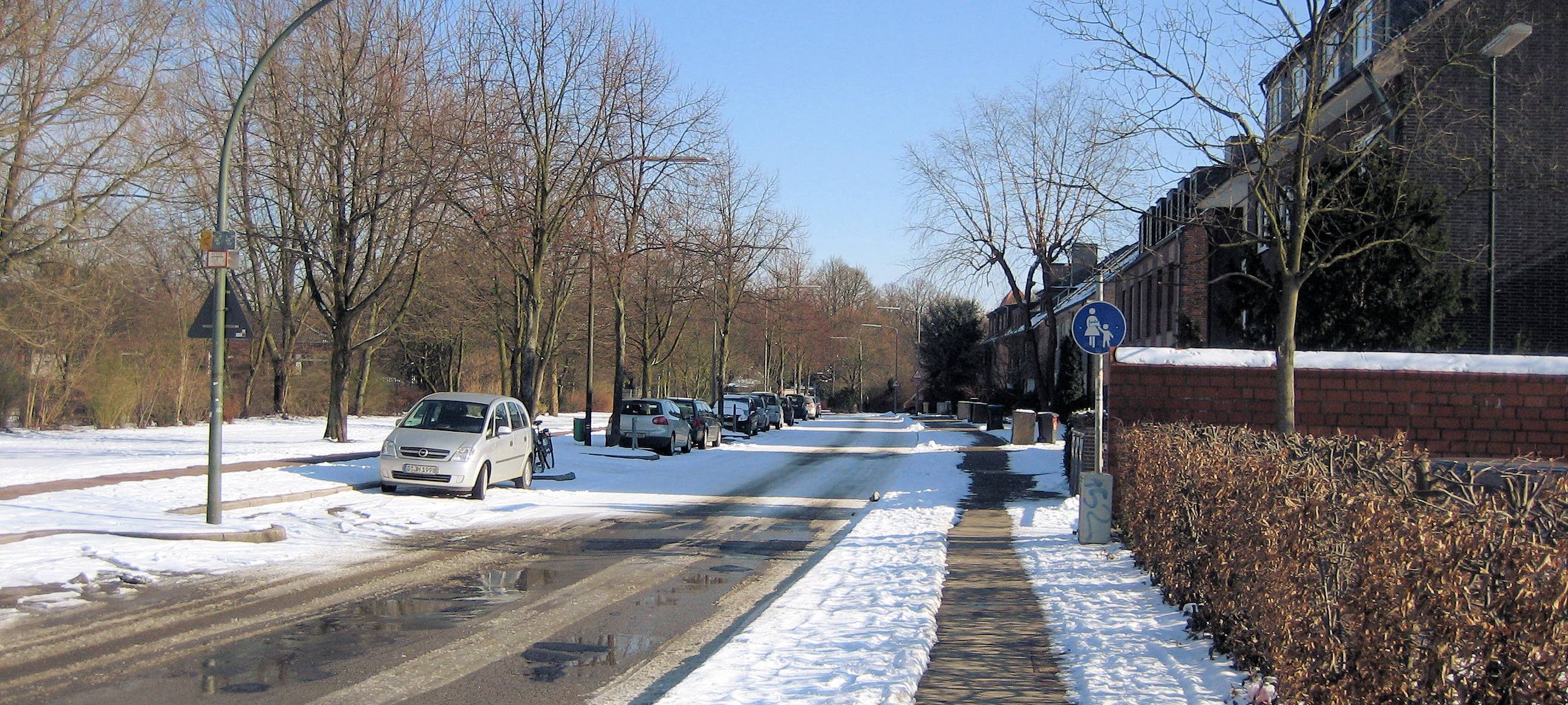 Geräumte Straße im Winter