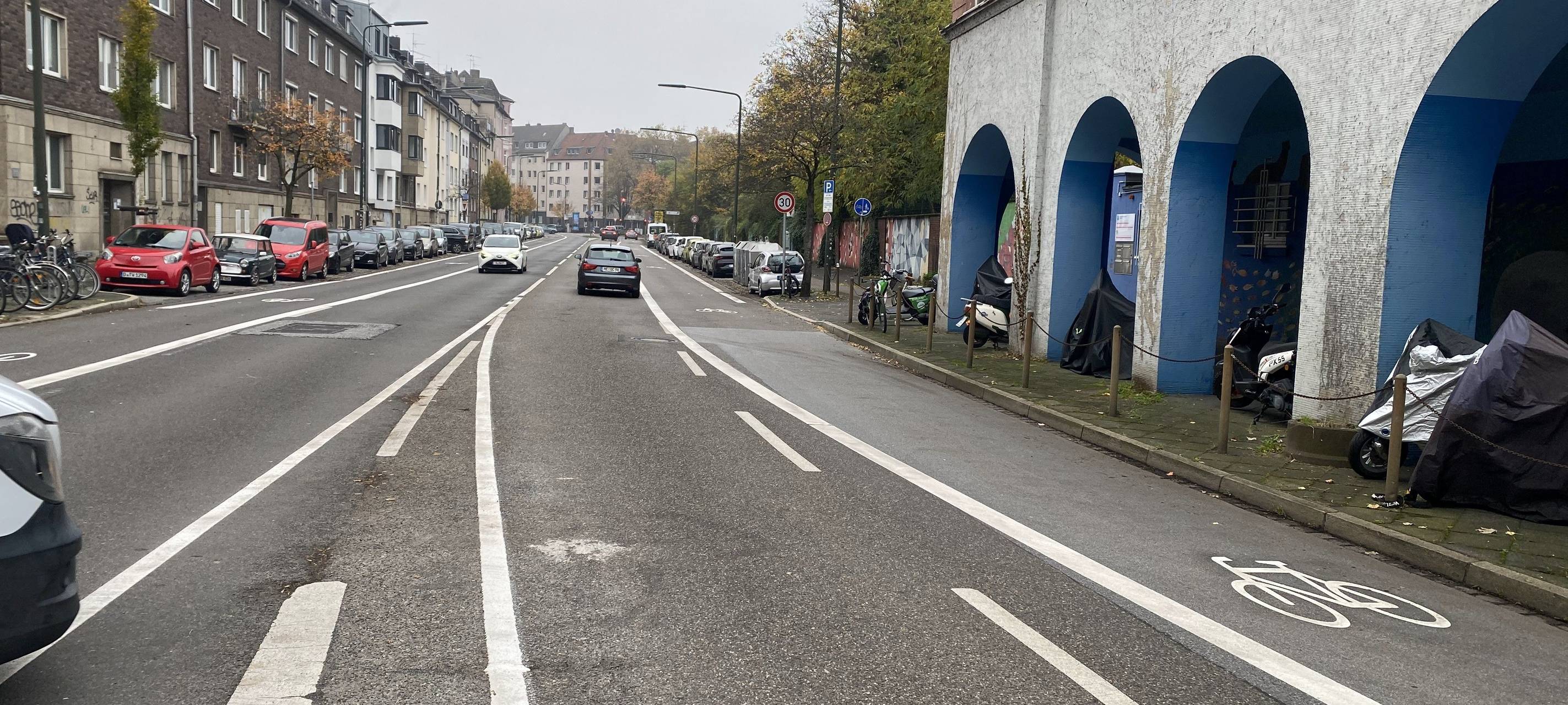 Die Eulerstraße in Fahrtrichtung Norden. Rechts ist ein neuer Fahrradweg zu erkennen.