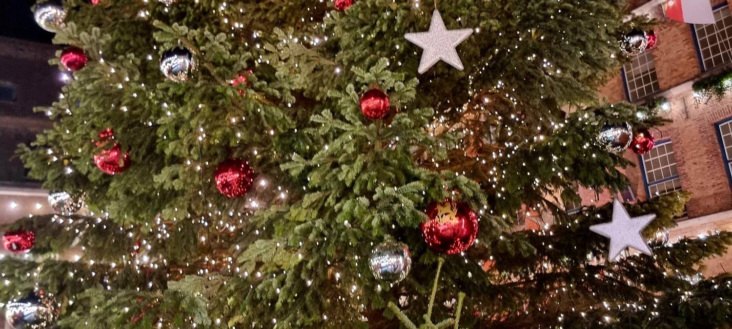 Geschmückter Weihnachtsbaum auf dem Marktplatz vor dem Rathaus in der Altstadt auf dem Weihnachtsmarkt Düsseldorf.