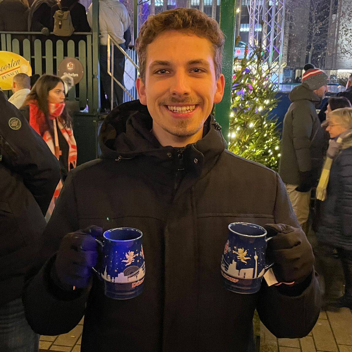 Antenne-Düsseldorf Mitarbeiter Christopher Baczyk auf dem Weihnachtsmarkt.