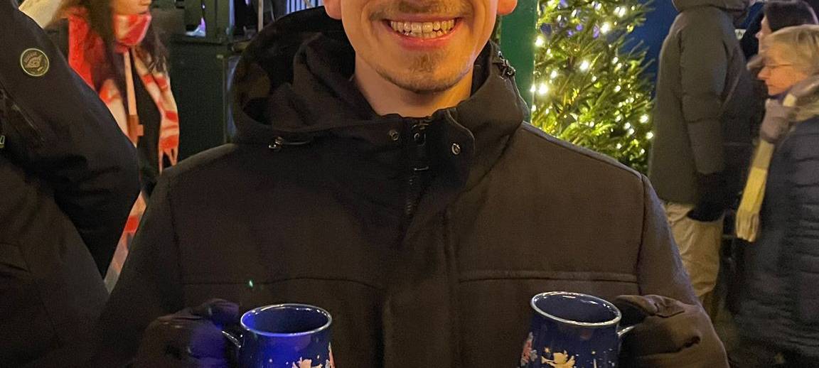 Antenne-Düsseldorf Mitarbeiter Christopher Baczyk auf dem Weihnachtsmarkt.