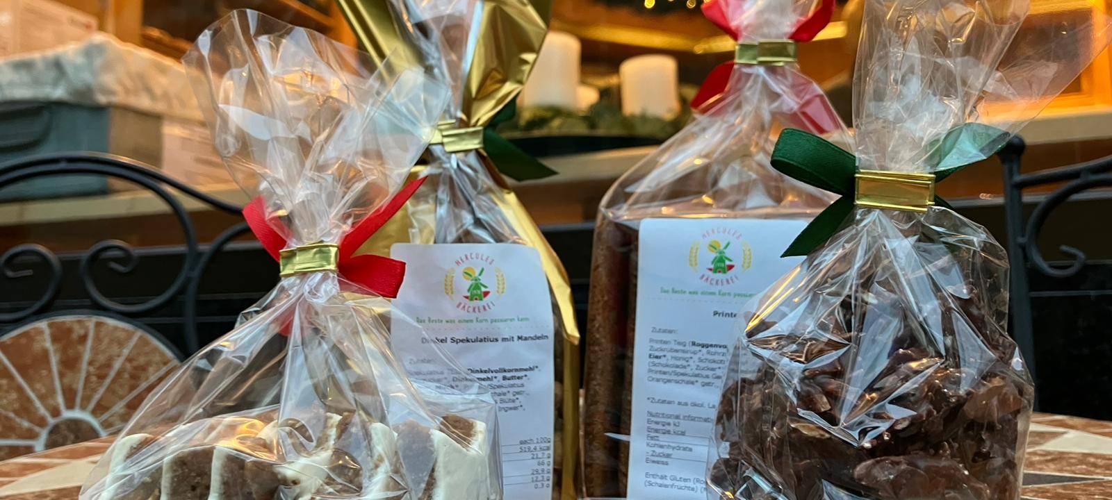 Mehrere verpackte Weihnachtsplätzchen stehen auf einem Tisch in einer Bäckerei