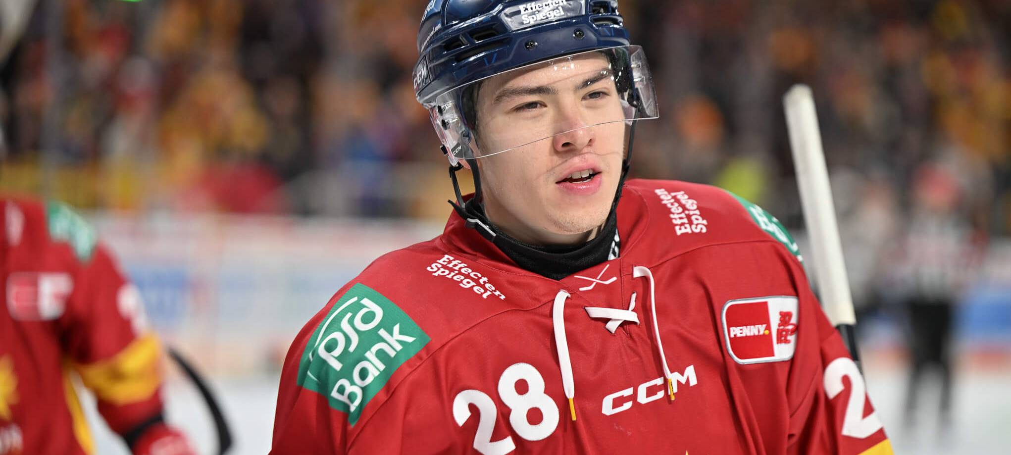 DEG-Stürmer Alexander Ehl in einem roten Trikot der Rot-Gelben aus Düsseldorf.