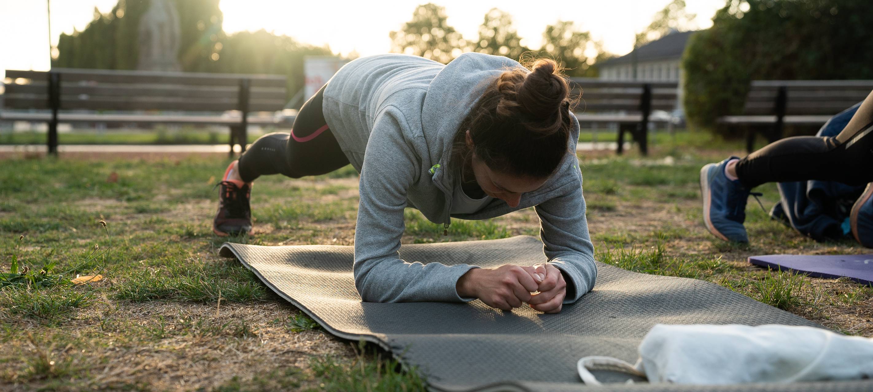 Eine Sportlerin nutzt die Angebote von Sport im Park.