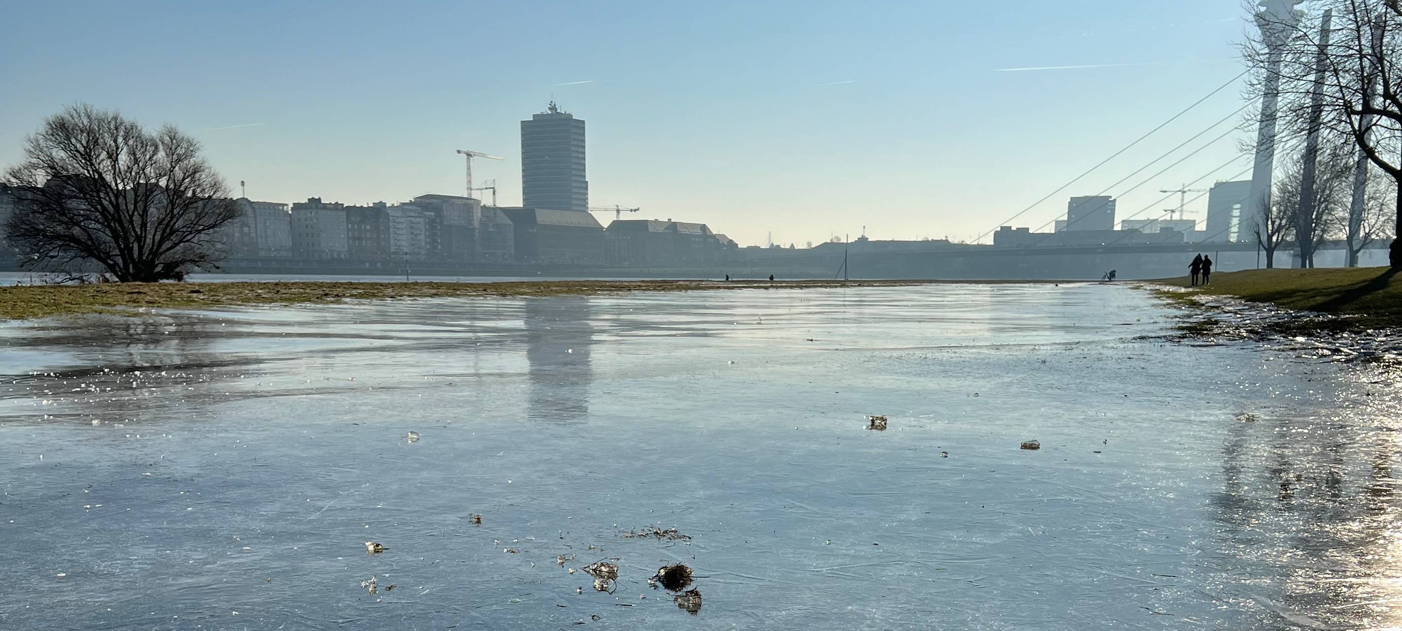 Eislaufen in Düsseldorf: Verlockendes Eis - Feuerwehr warnt
