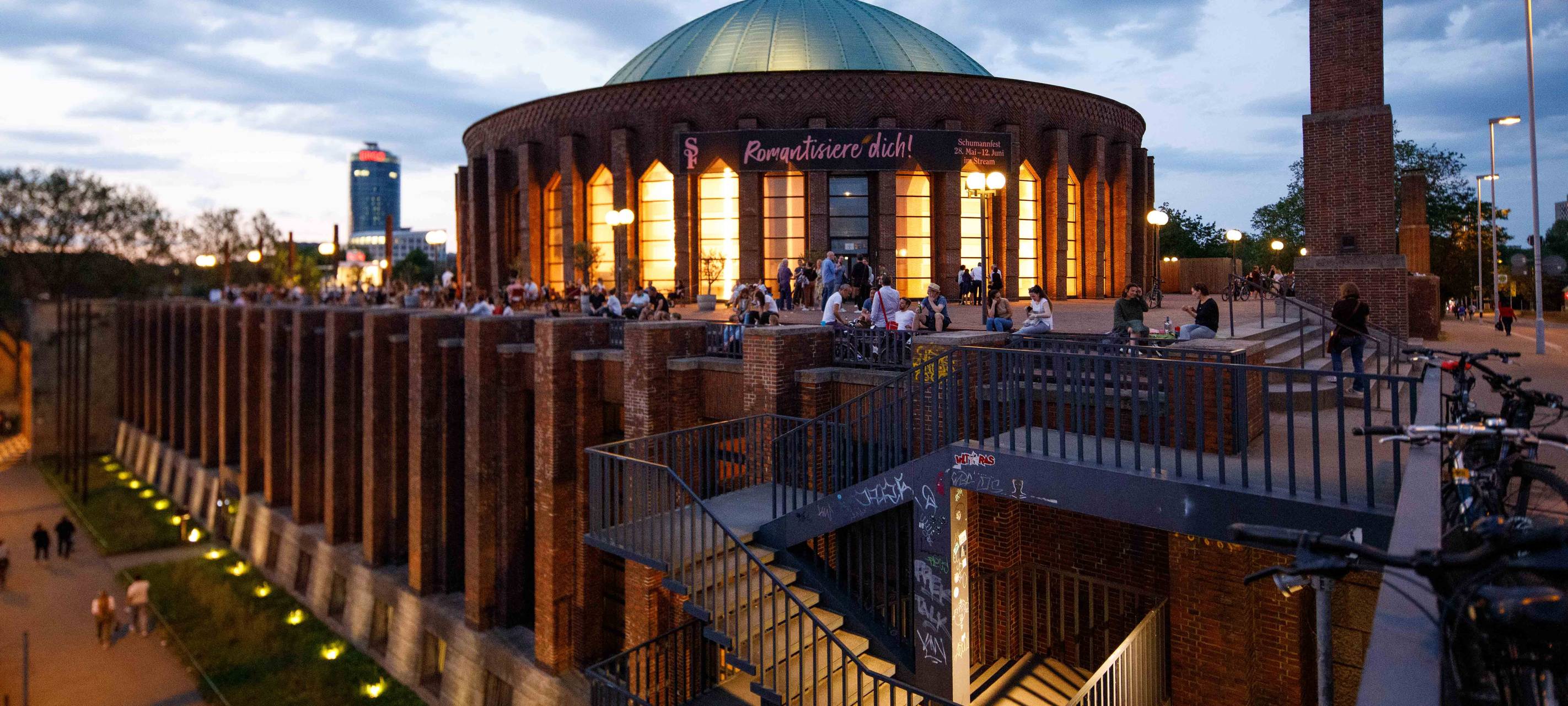 Außenansicht der Düsseldorfer Tonhalle bei Nacht.