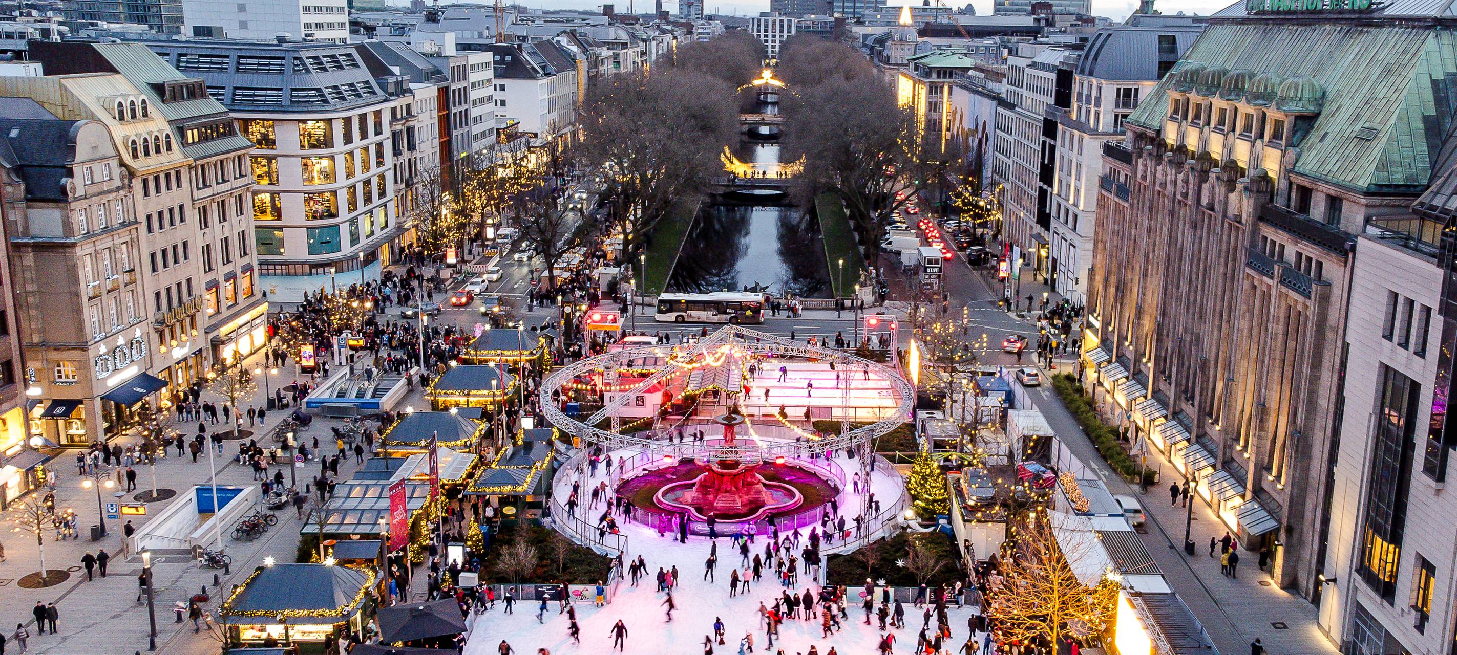 Eine Luftbild von der Eisbahn auf der Königsallee. Zu sehen sind unter anderem auch Schlittschuhläufer.