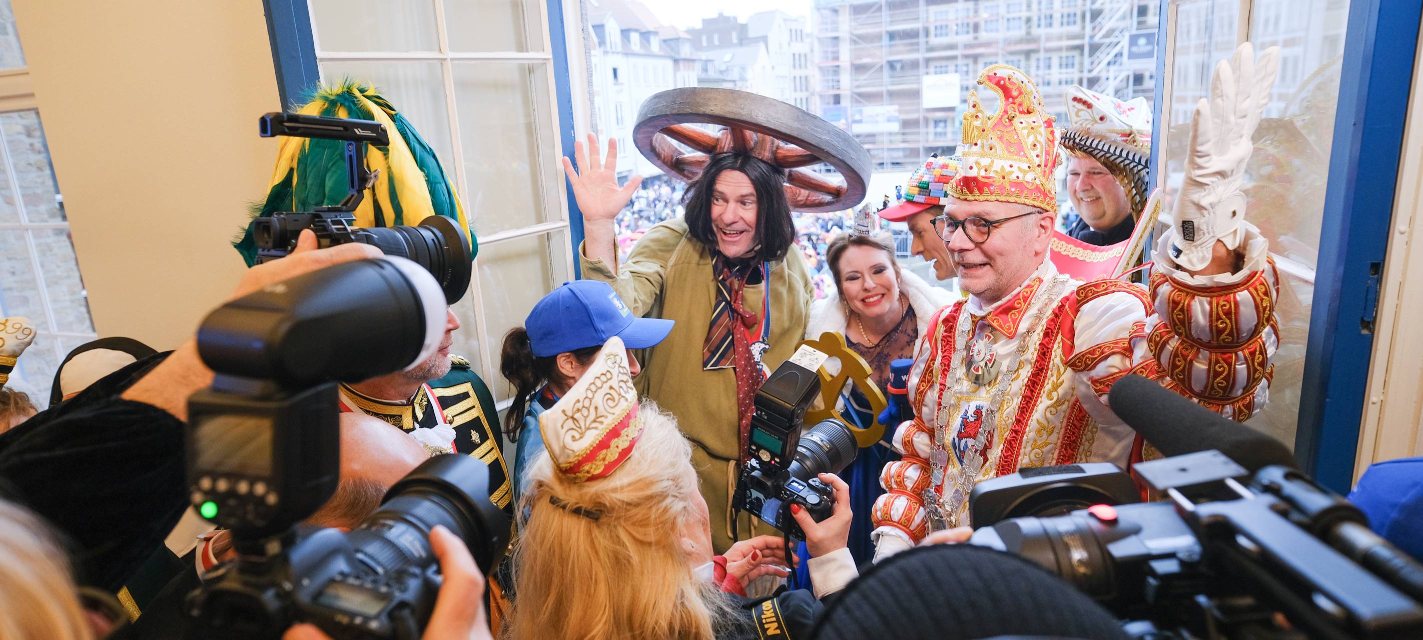 Düsseldorf: friedlicher Auftakt in den Straßenkarneval