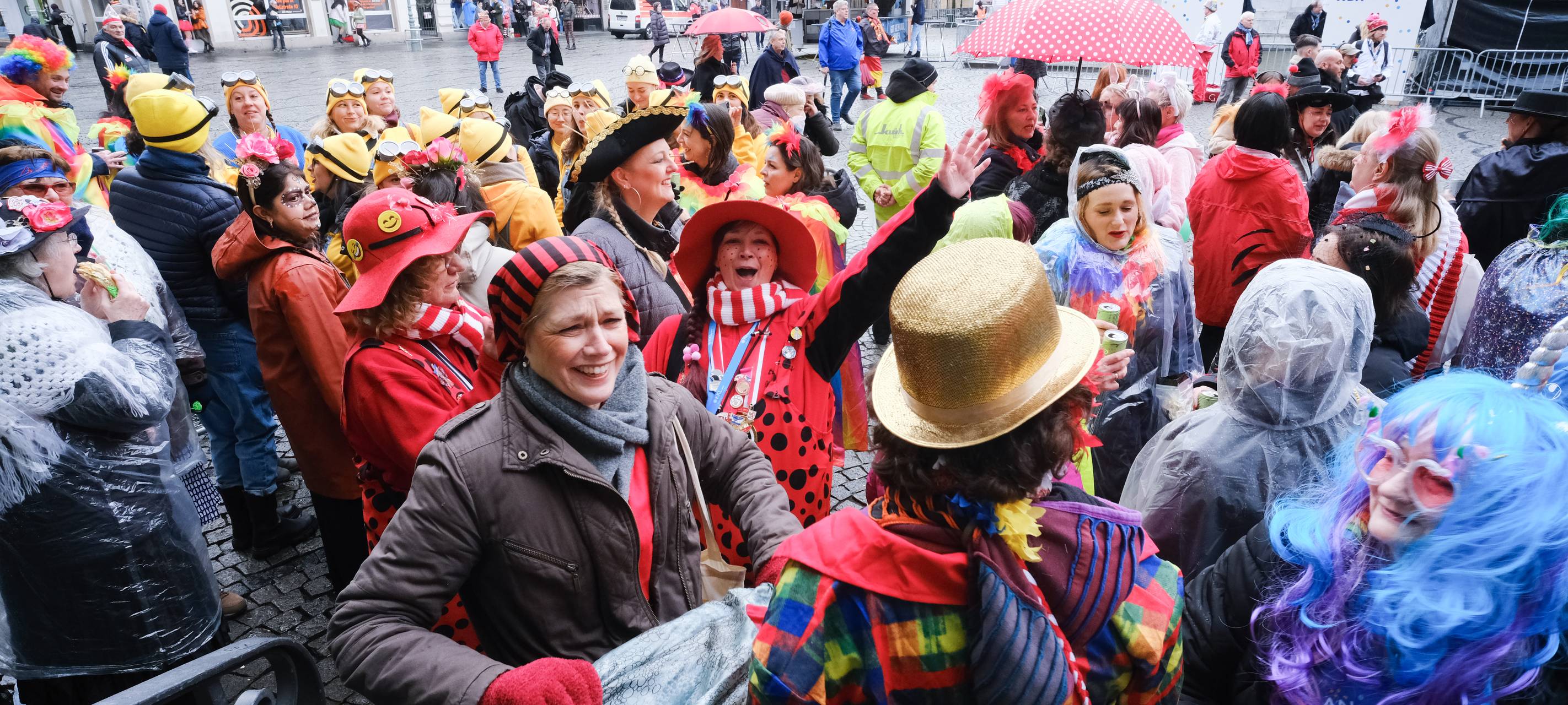 Düsseldorf: friedlicher Auftakt in den Straßenkarneval