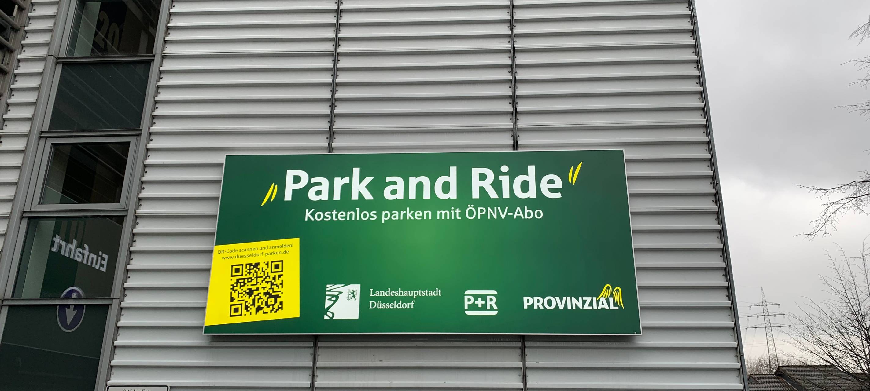 Ein Hinweisschild auf den Park & Ride-Parkplatz der Provinzial-Versicherung in Wersten.