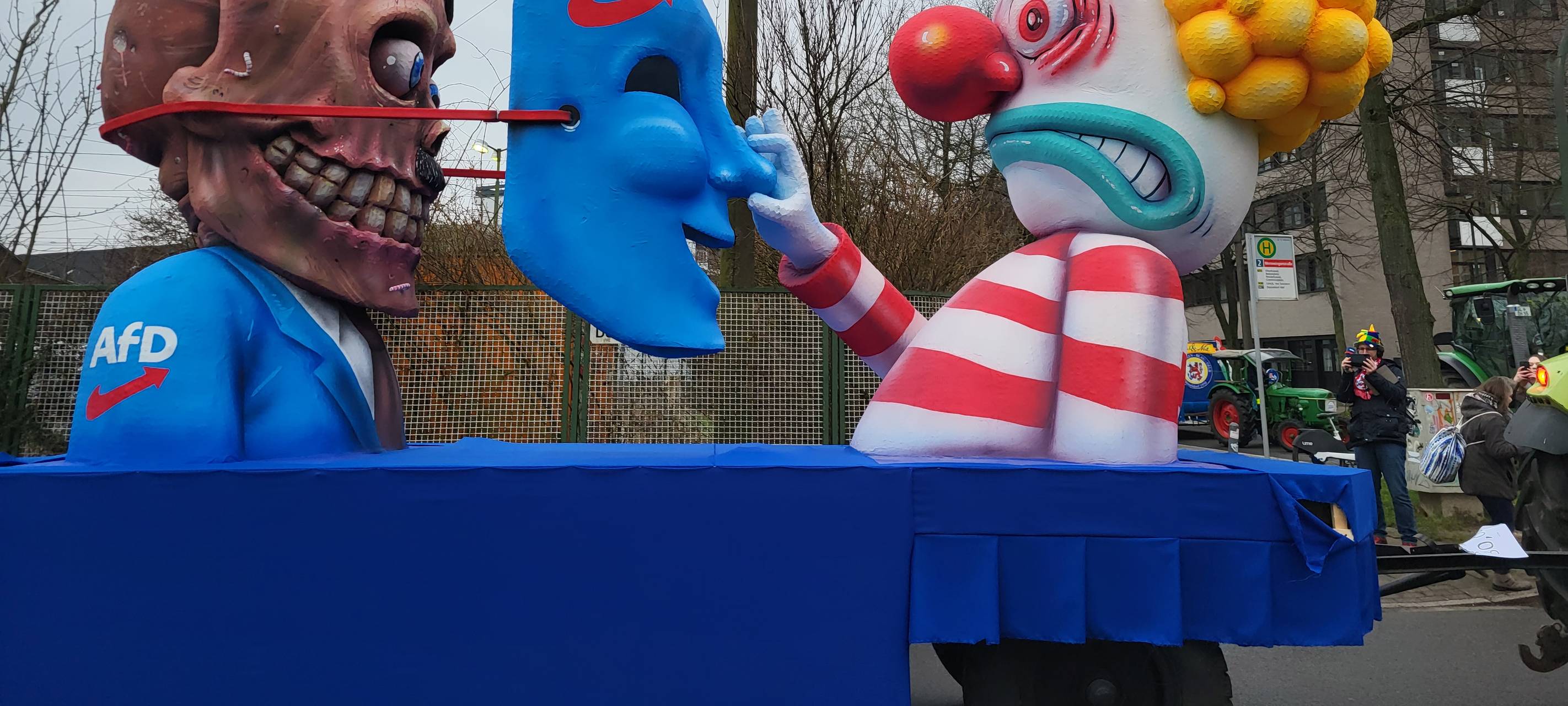 Mottowagen beim Karneval mit AfD-Bezug
