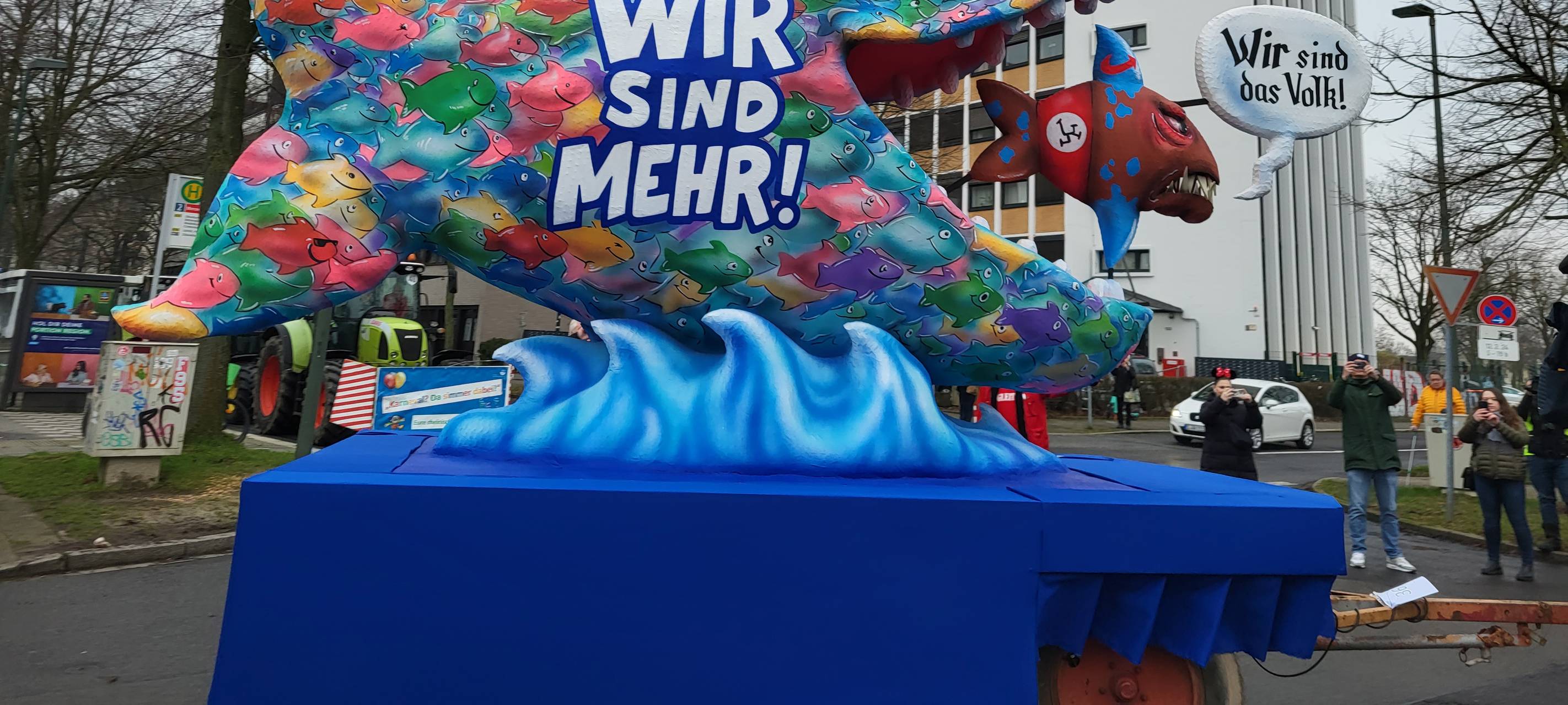 Ein Mottowagen im Rosenmontagszug. Ein großer Fisch frisst einen kleinen AfD-Fisch.
