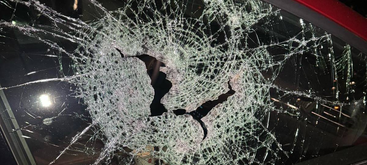 Aufgebrochenes Auto in Oberbilk. Die Scheibe ist beschädigt.