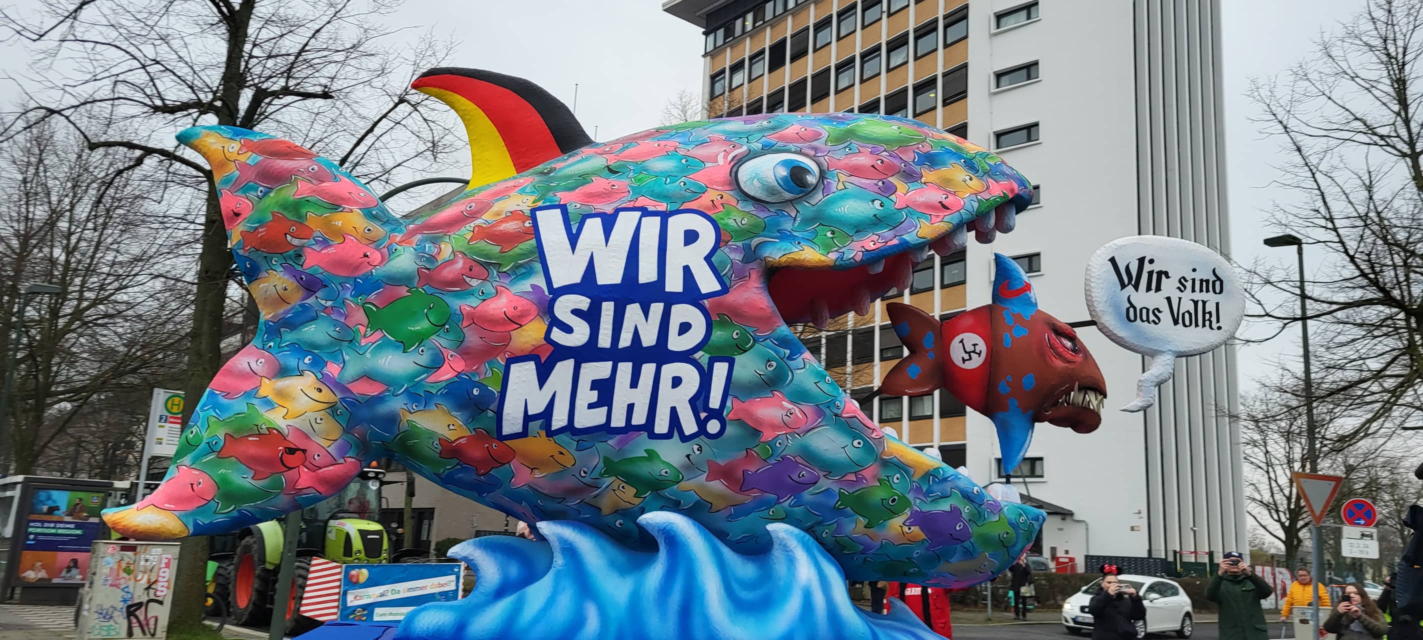 Ein Mottowagen im Rosenmontagszug. Ein großer Fisch frisst einen kleinen AfD-Fisch.