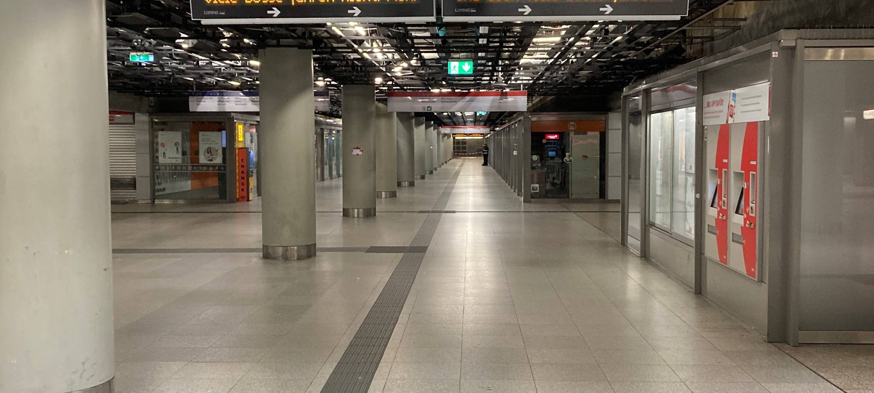 In der Flinger-Passage informiert eine Info-Tafel über einen Streik bei der Rheinbahn.