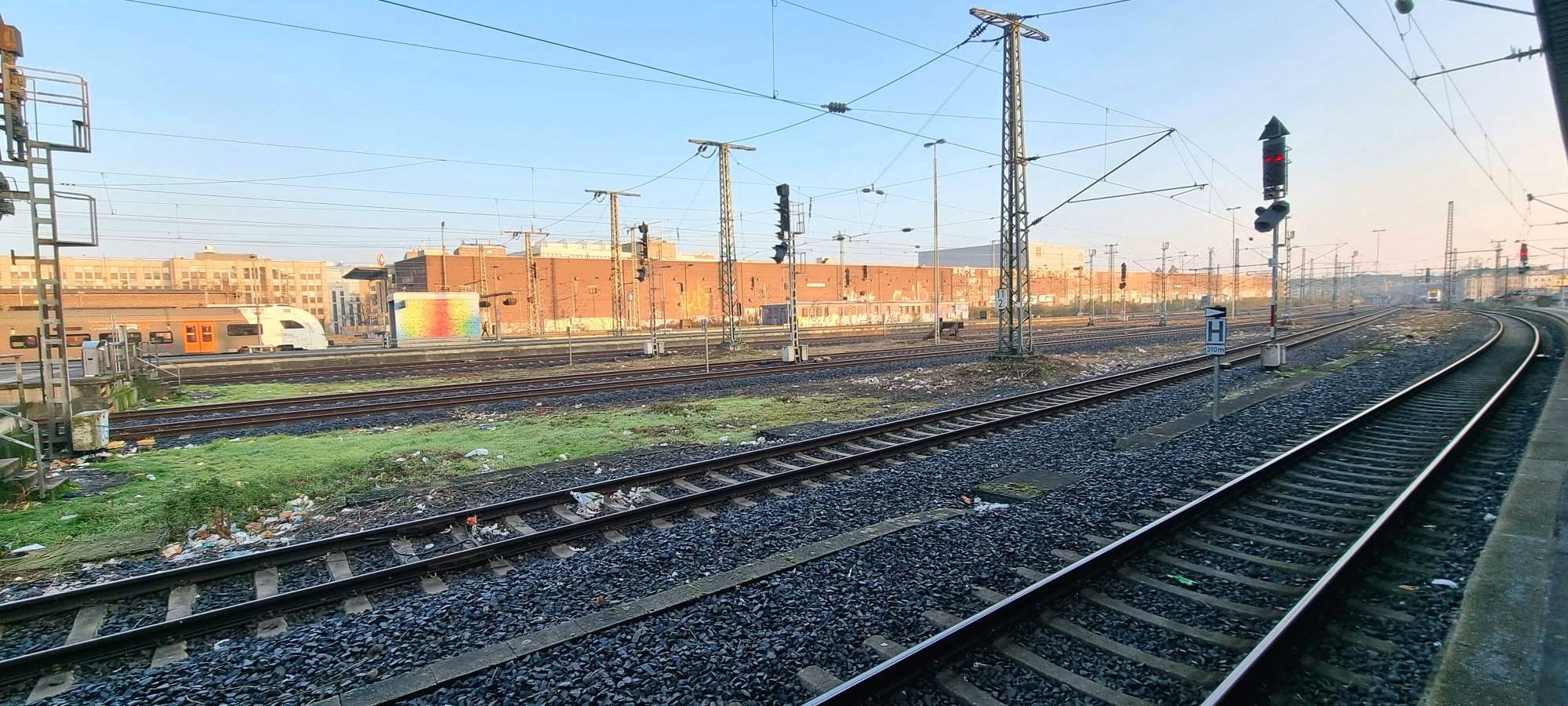 Gleise am Düsseldorfer Hauptbahnhof. Ein Zug ist weit und breit nicht in Sicht.