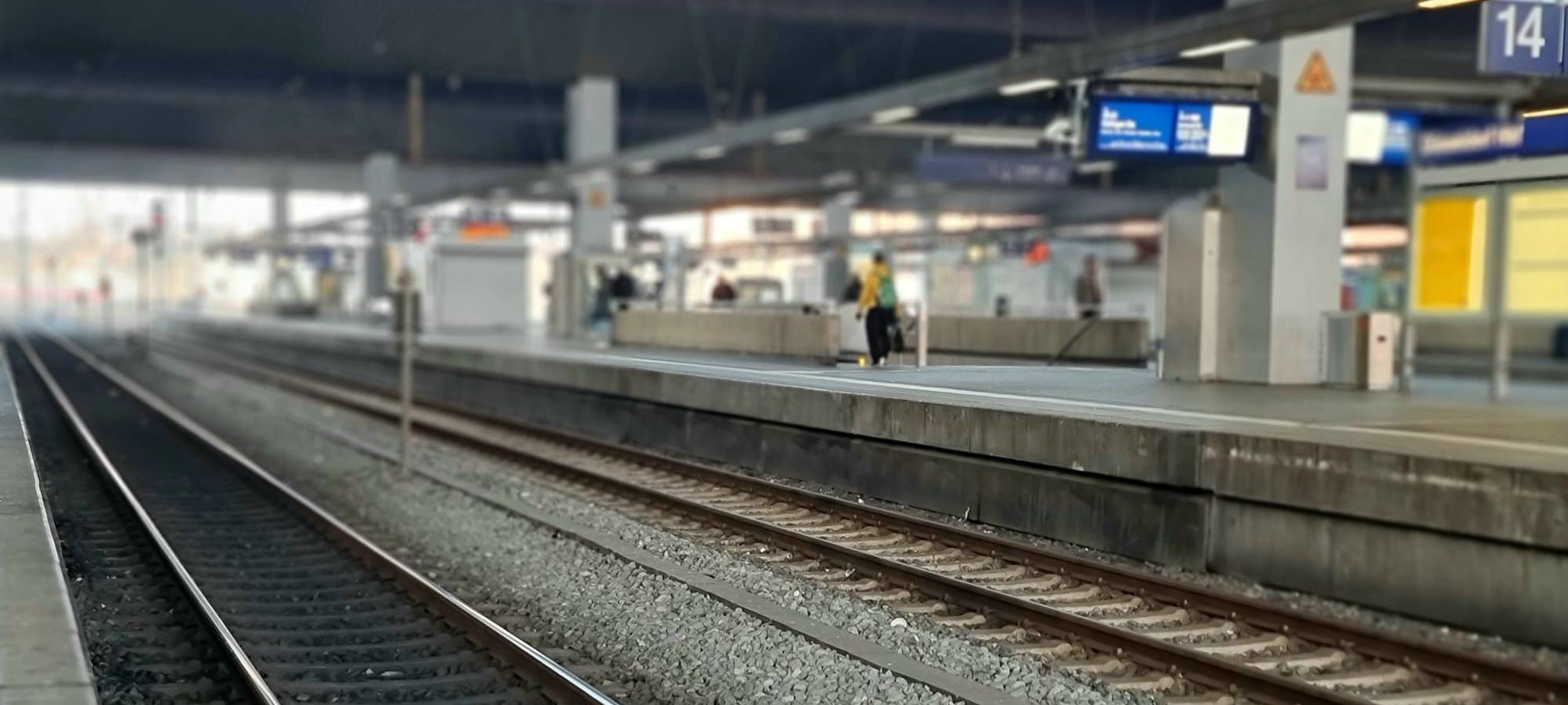 Zugverspätung Düsseldorf Hbf. Leere Gleise am Düsseldorfer Hauptbahnhof
