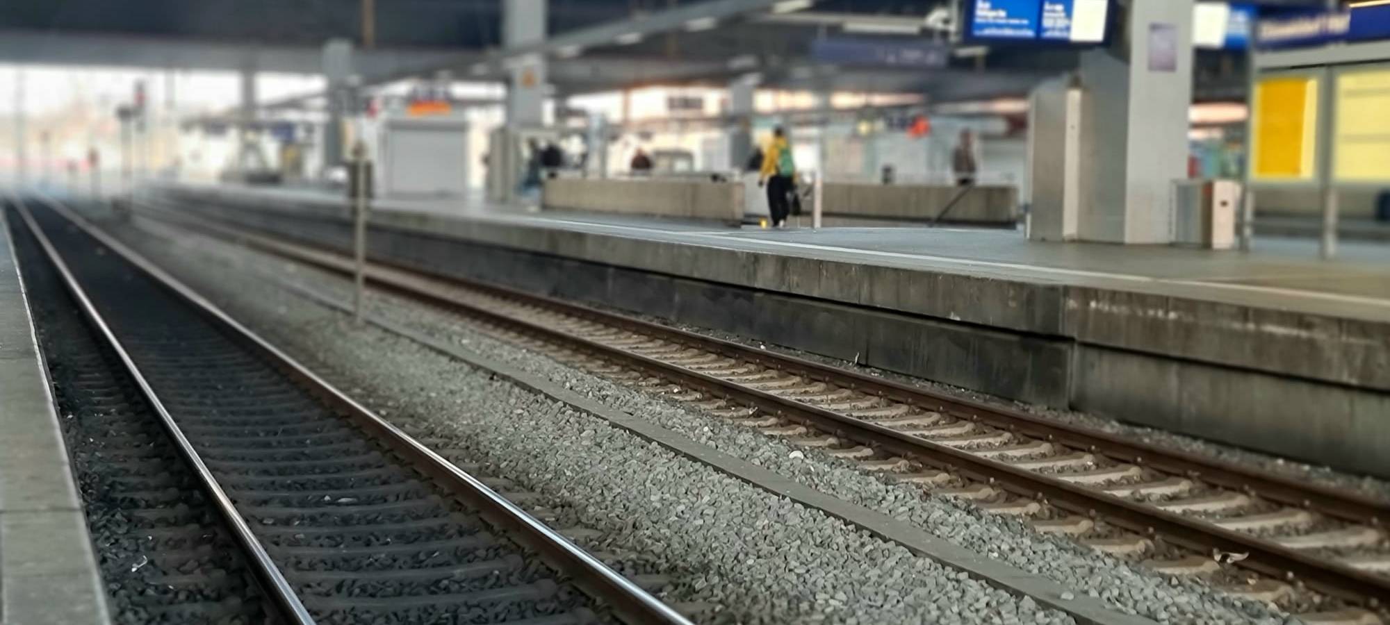 Zugverspätung Düsseldorf Hbf. Leere Gleise am Düsseldorfer Hauptbahnhof