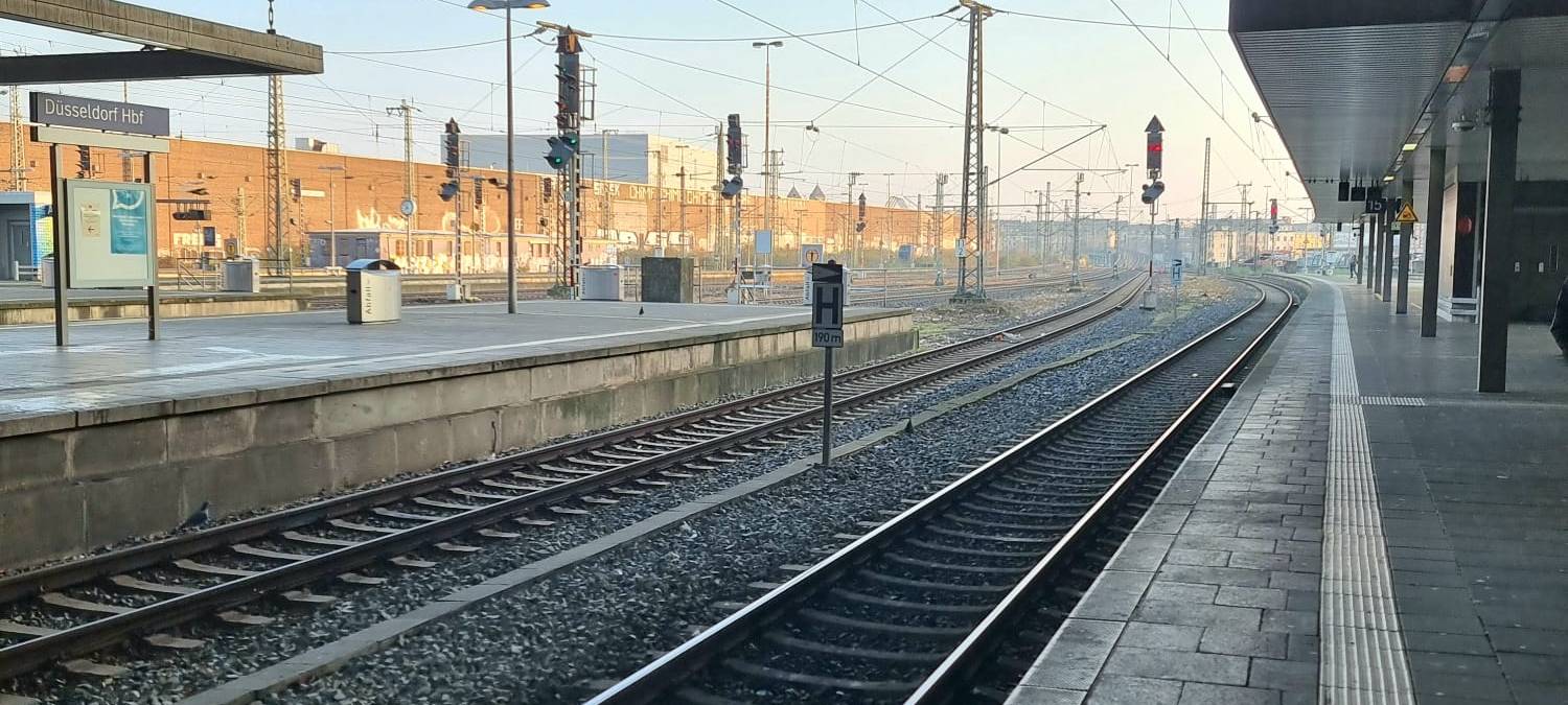 Das Bild zeigt einen Gleis am leeren Düsseldorfer Hauptbahnhof.