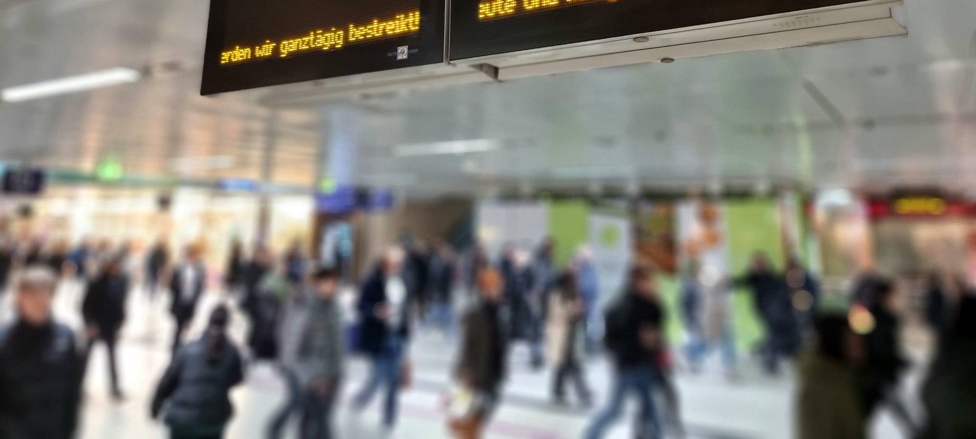 Eine Info-Tafel im Hauptbahnhof informiert über den Rheinbahn-Streik.