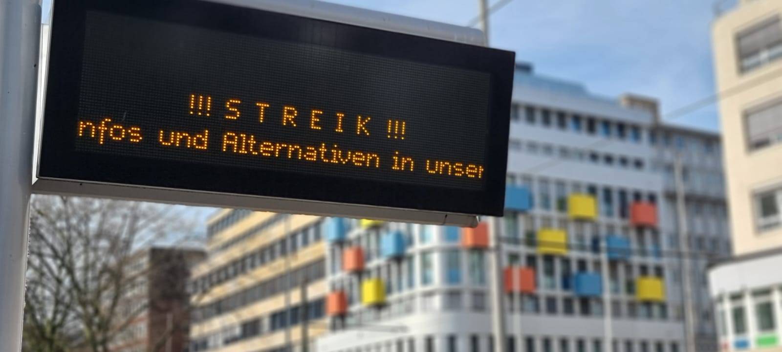 Auf einer Info-Tafel der Rheinbahn informiert das Unternehmen über einen Streik.