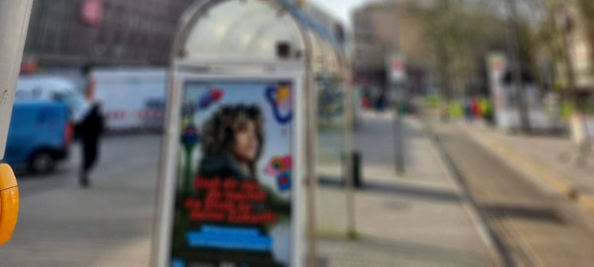Eine Info-Tafel der am Hauptbahnhof informiert über den Rheinbahn-Streik.