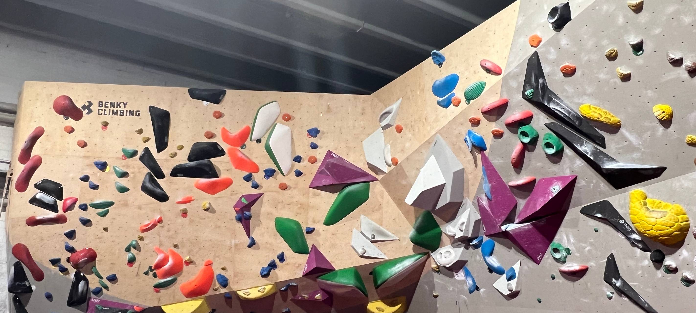Eine Boulderhalle in Lierenfeld. Routen sind durch Haltegriffe vorgegeben.