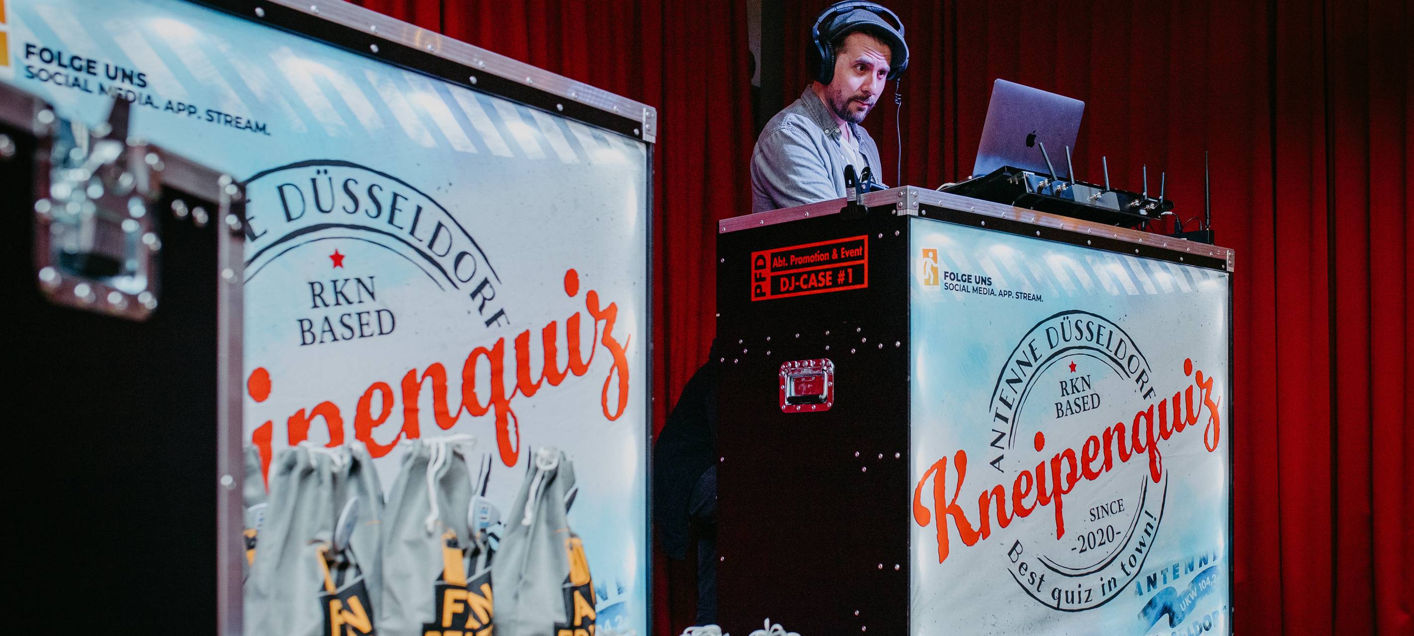 Arne Klüh aus dem Team von Antenne Düsseldorf moderiert das Kneipenquiz.