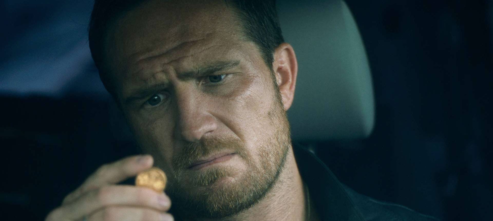 Charly hat die Münze gestohlen.