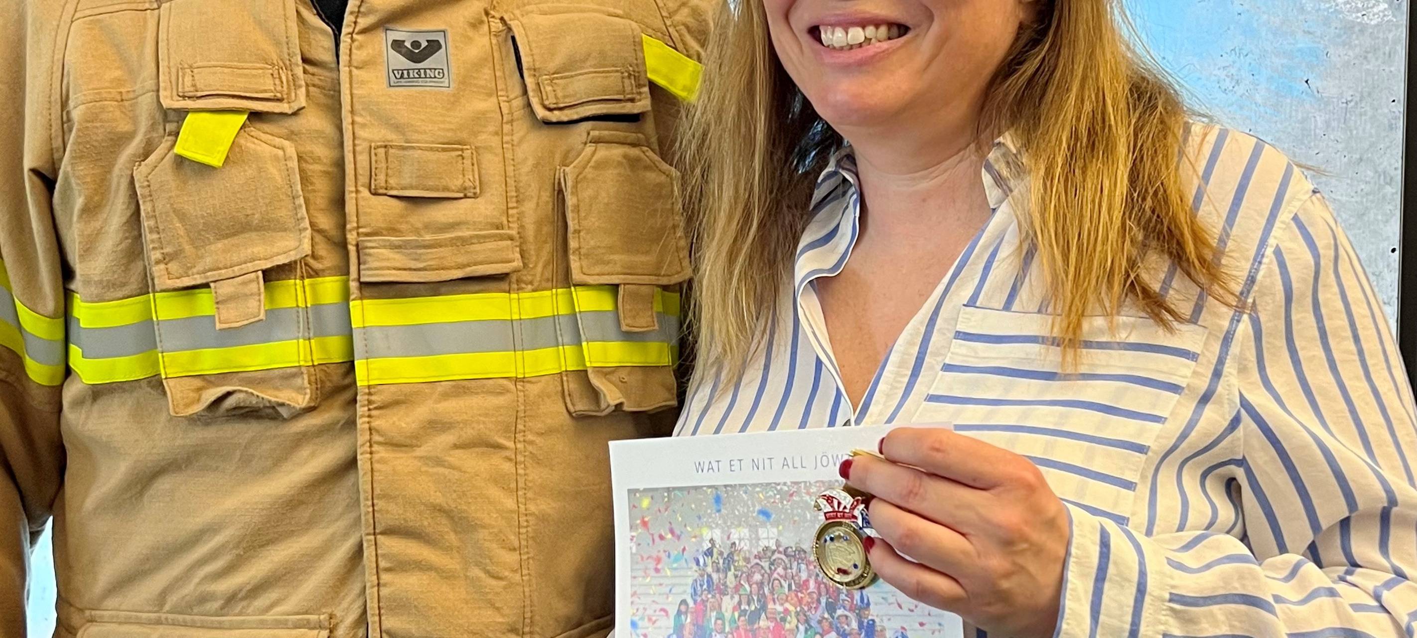 Feuerwehrjacke bringt 3.000 Euro für den guten Zweck