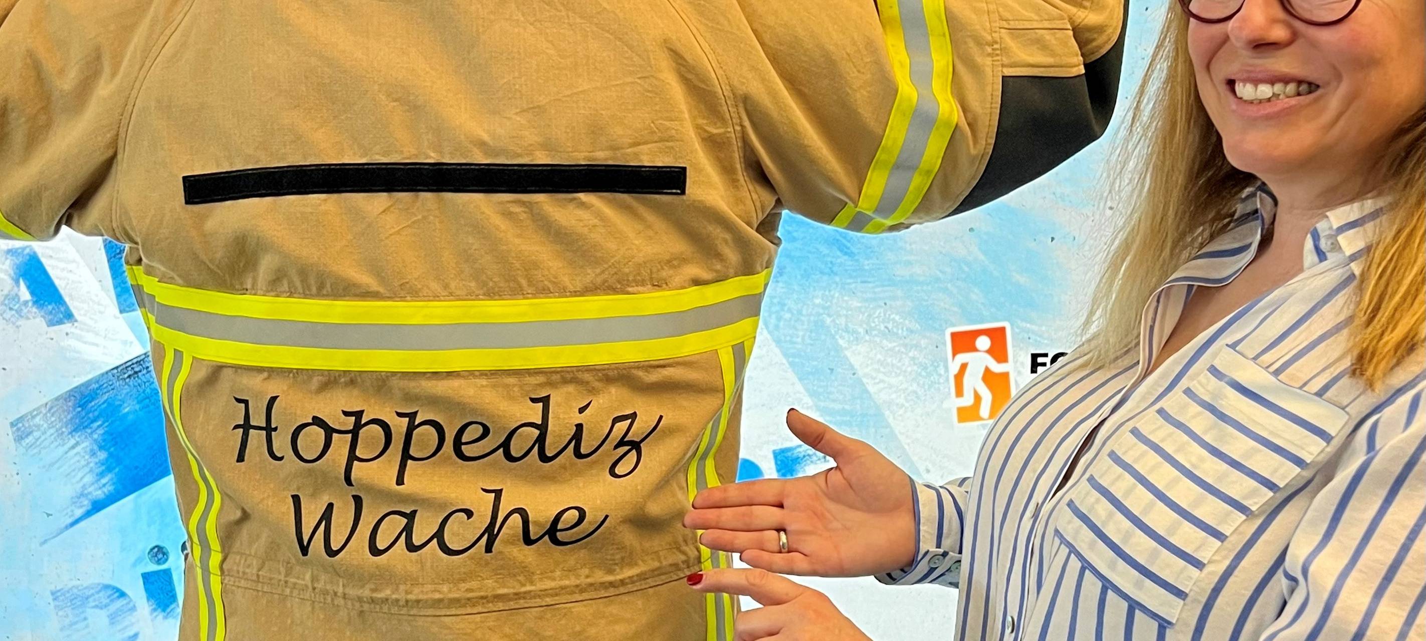 Feuerwehrjacke bringt 3.000 Euro für den guten Zweck