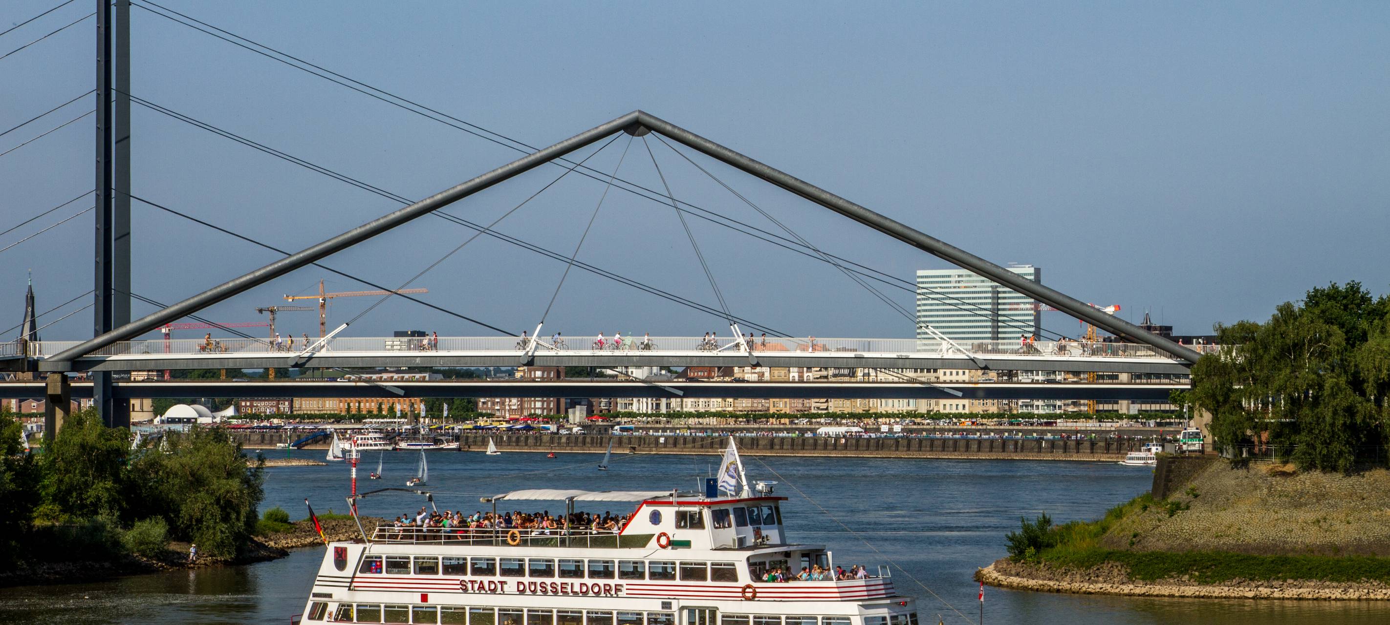 Düsseldorf: Grüner Strom für ankernde Rheinschiffe