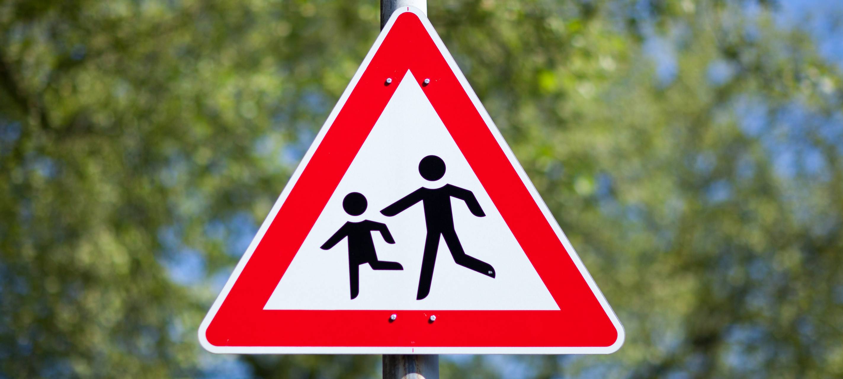 Hohe Zahl an Rasern und Falschparkern vor Schulen