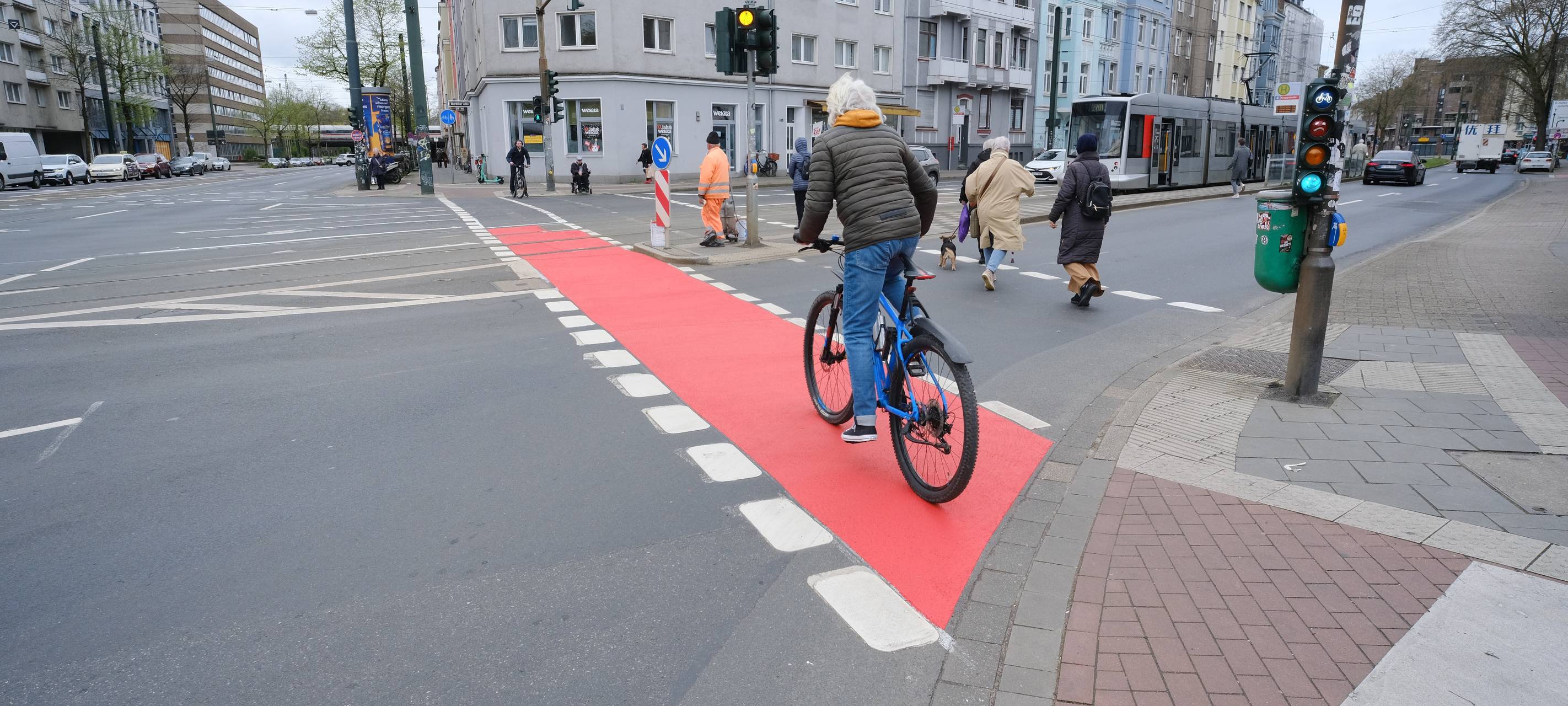 Stadt Düsseldorf testet rot markierte Fahrradwege