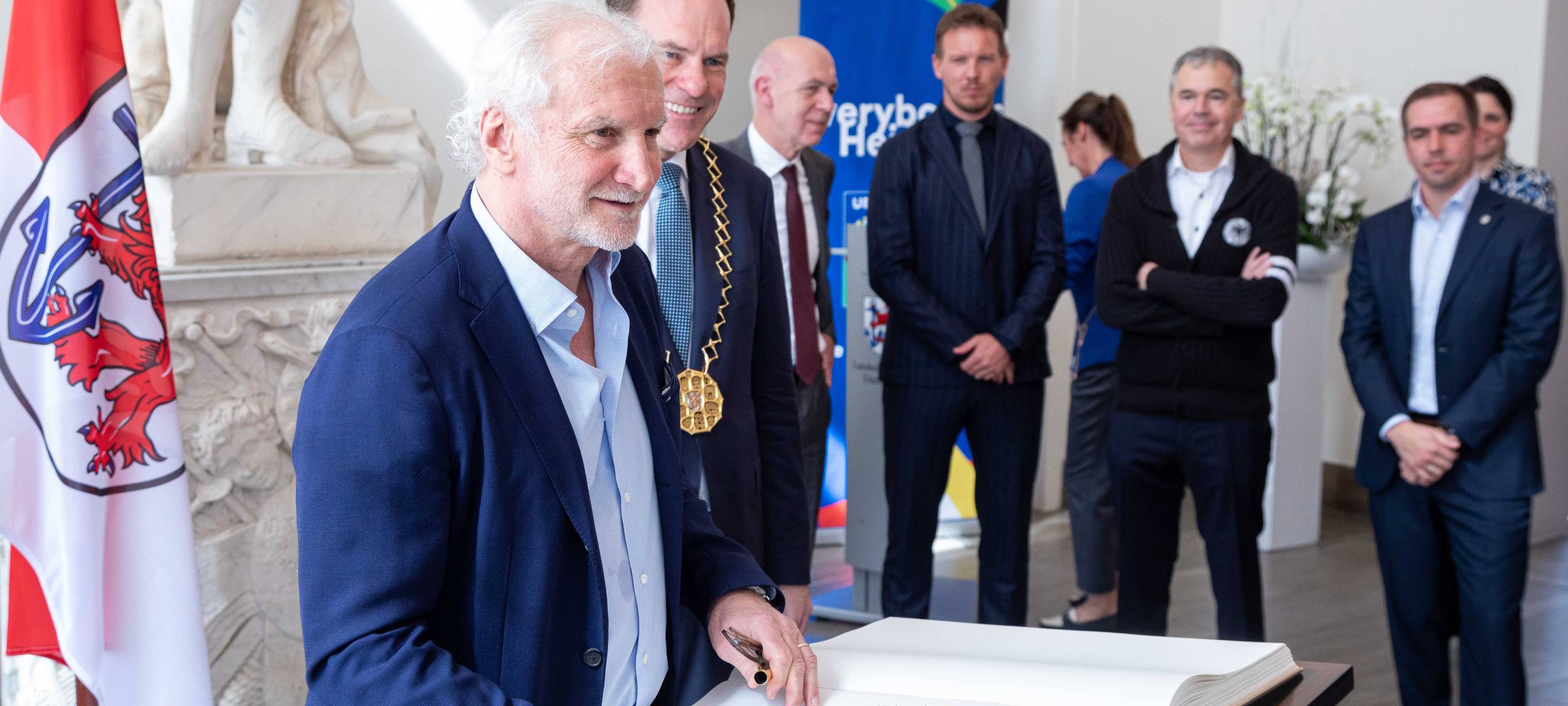 Der EM-Pokal ist in Düsseldorf