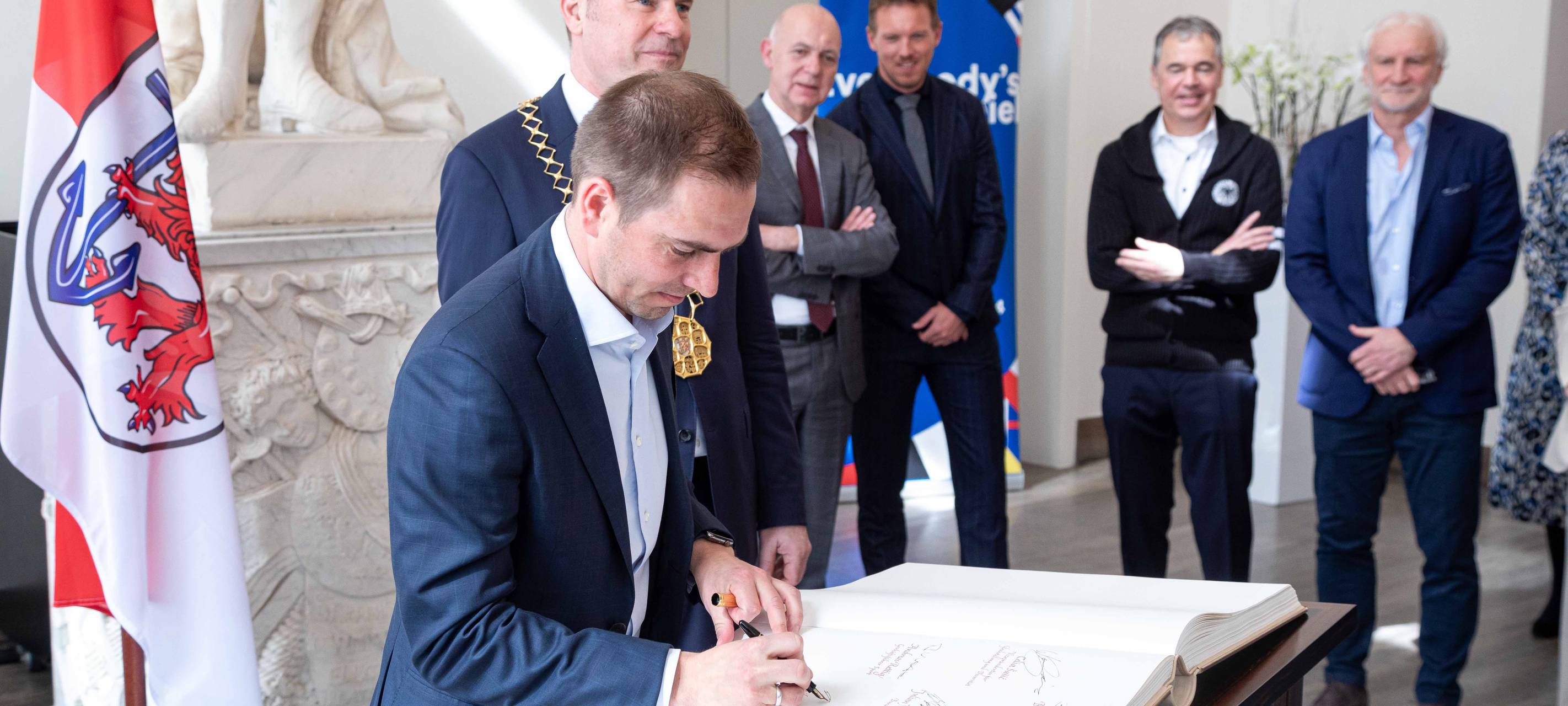 Düsseldorf: DFB-Delegation trägt sich in Goldenes Buch der Stadt ein