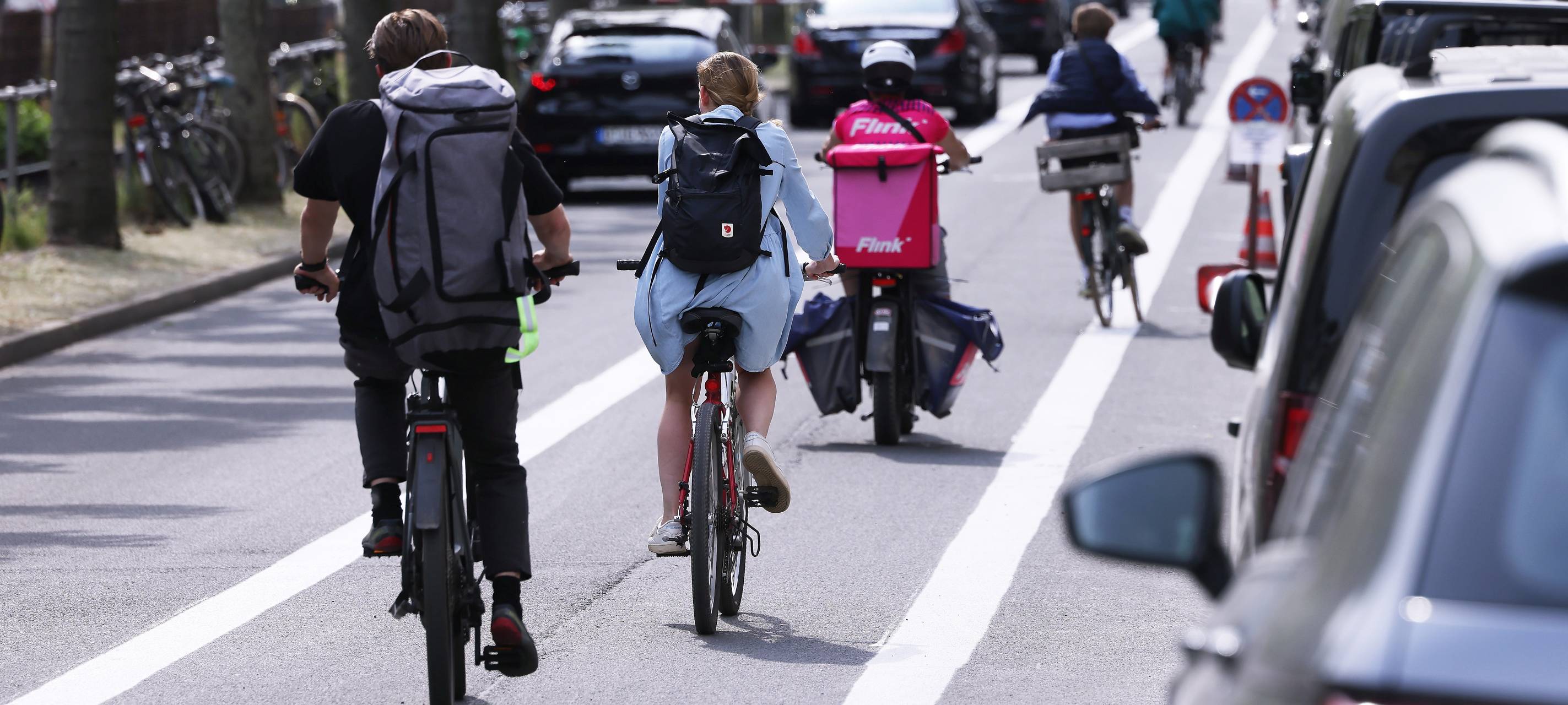 Radverkehr auf dem Radweg auf der Luegallee in Oberkassel.