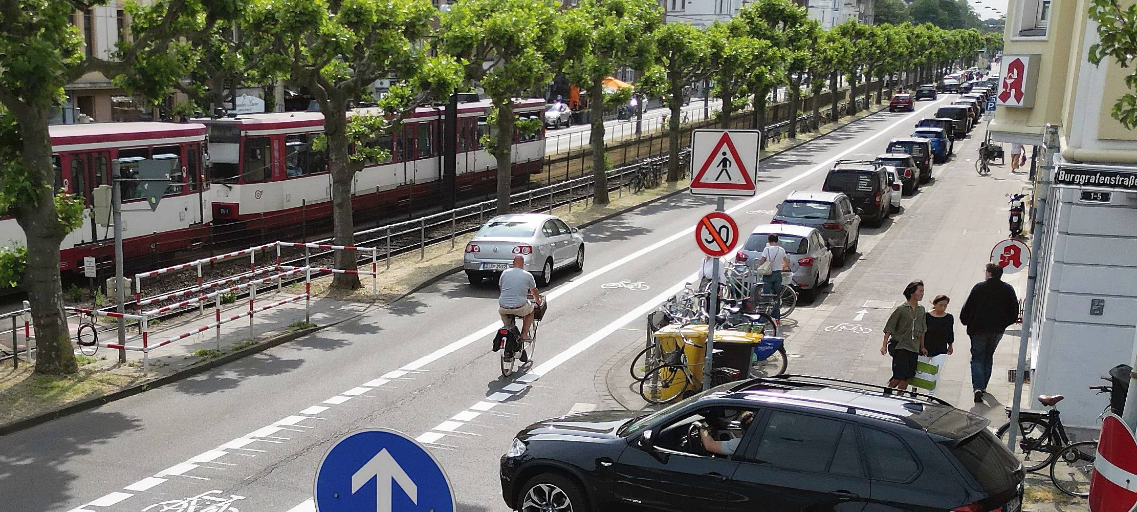 Die Luegallee in Richtung "stadtauswärts". Zu erkenne ist der Radweg und der Hinweis auf Tempo 30 für den Verehr.