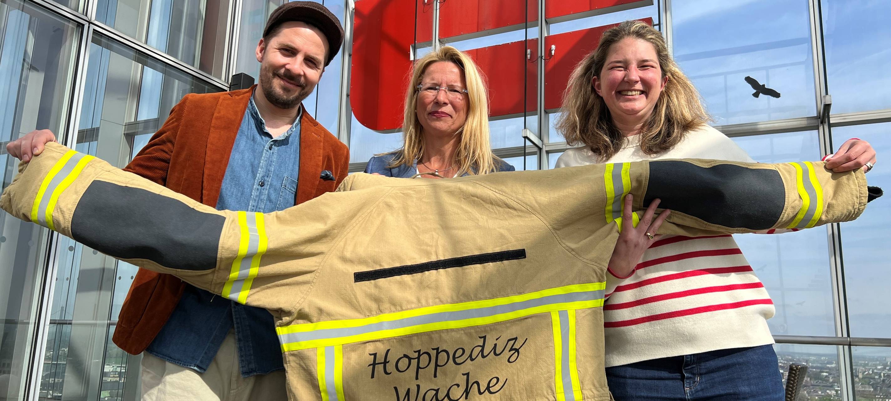 Feuerwehrjacke bringt 3.000 Euro für den guten Zweck