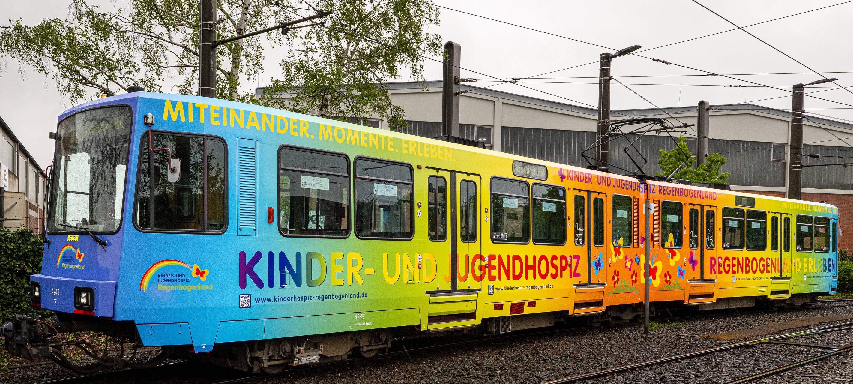 Die Regenbogenland-Bahn der Rheinbahn.